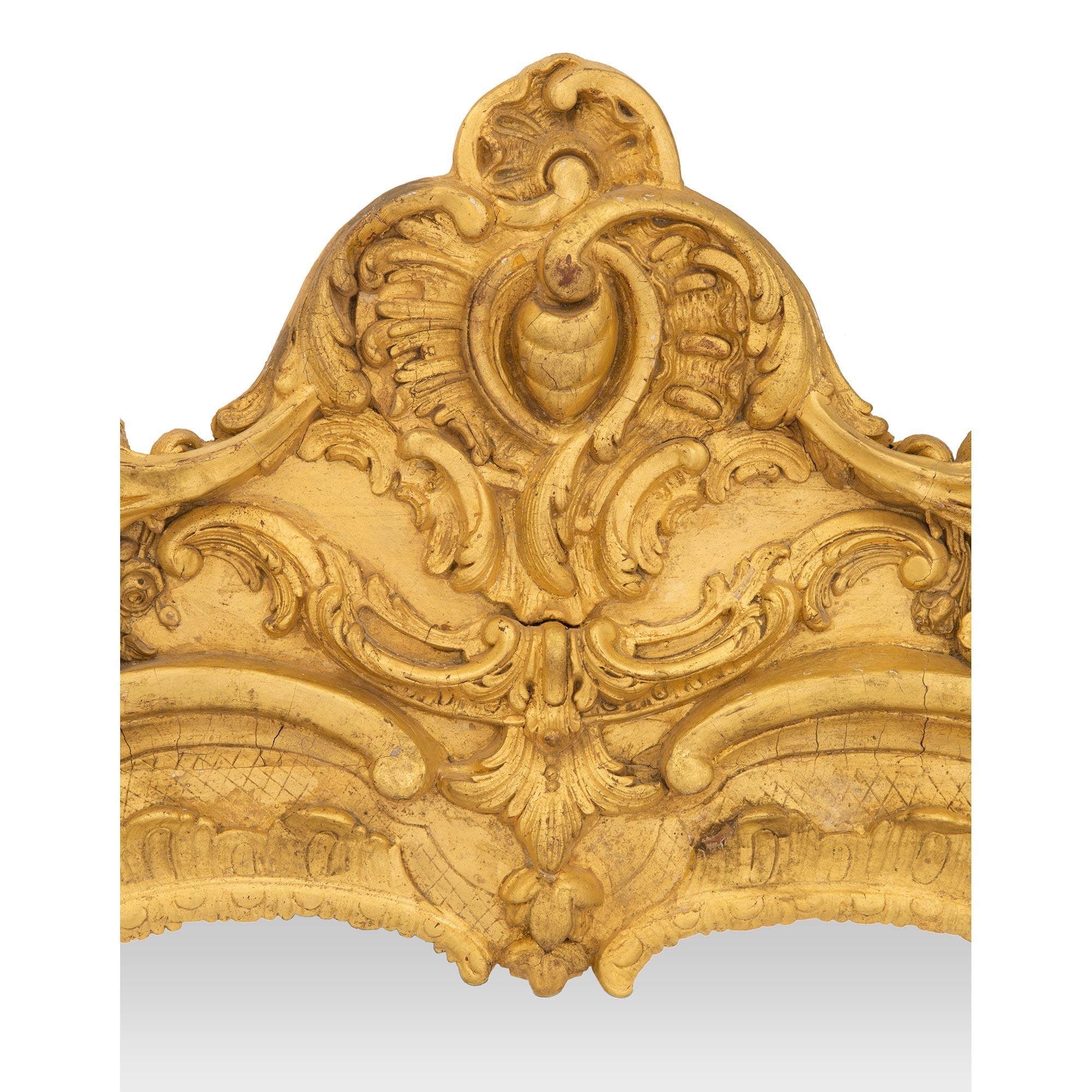 Vergoldeter Holzspiegel aus der Regence-Periode des 18. Jahrhunderts (18. Jahrhundert und früher) im Angebot