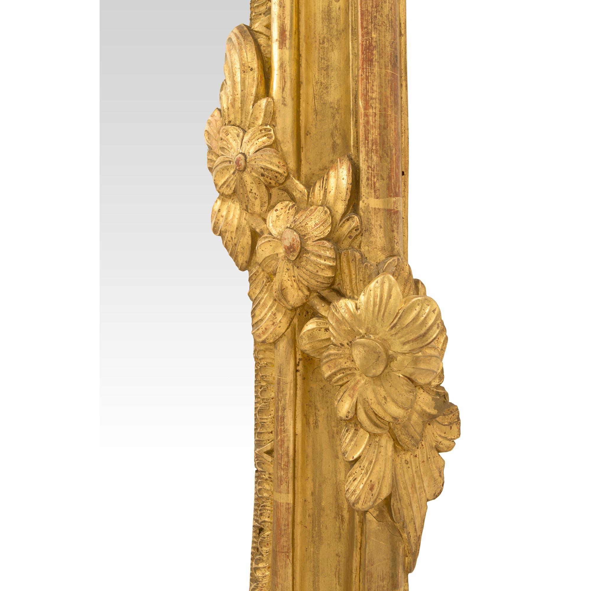 XVIIIe siècle et antérieur Miroir en bois doré de la période de la Régence du XVIIIe siècle français en vente