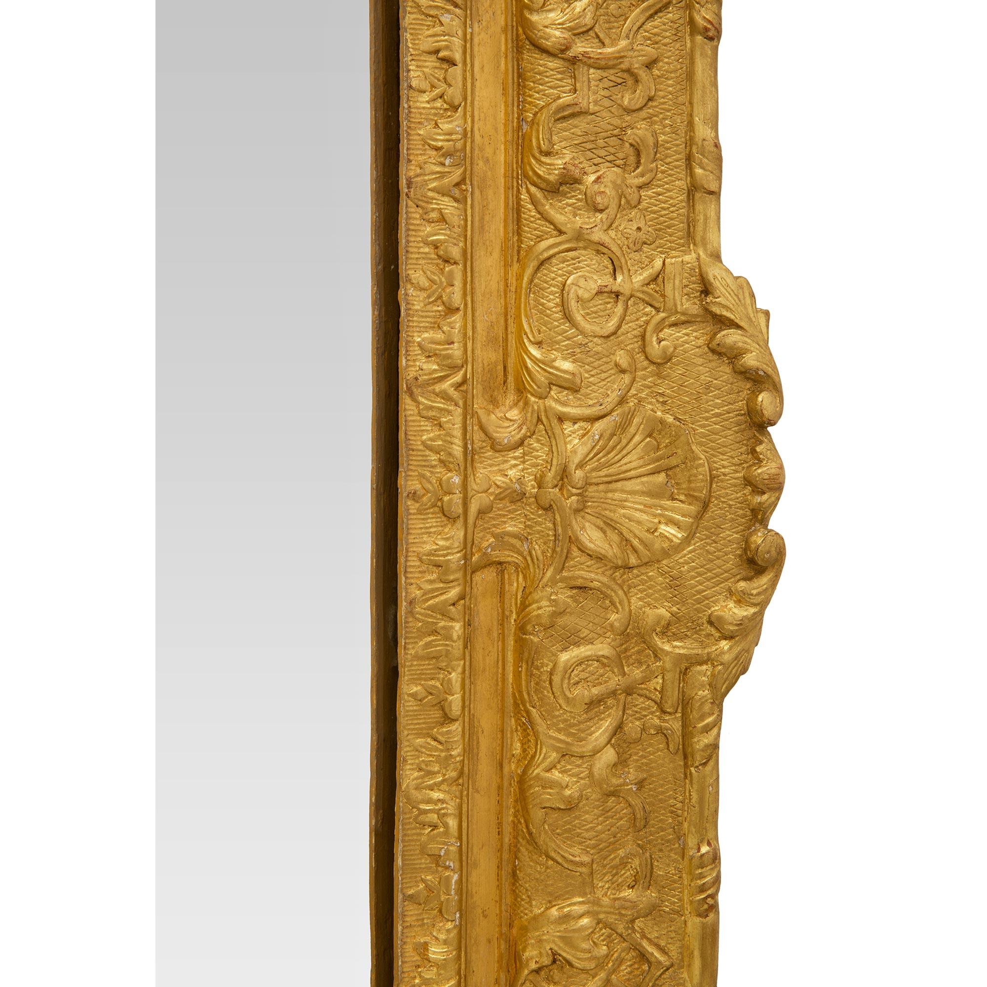 XVIIIe siècle et antérieur Miroir en bois doré français de la période Régence du XVIIIe siècle en vente