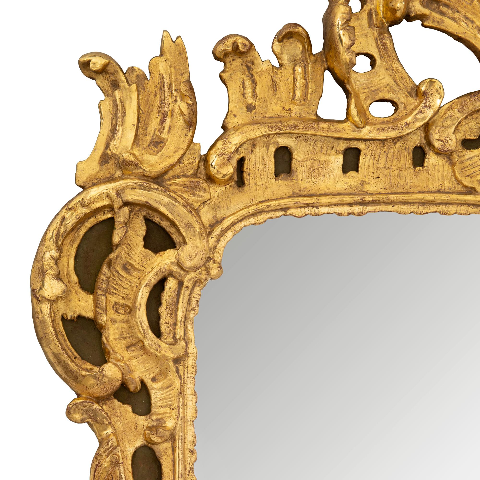 Fino al XVIII secolo Specchio in legno dorato francese del XVIII secolo del periodo Régence in vendita