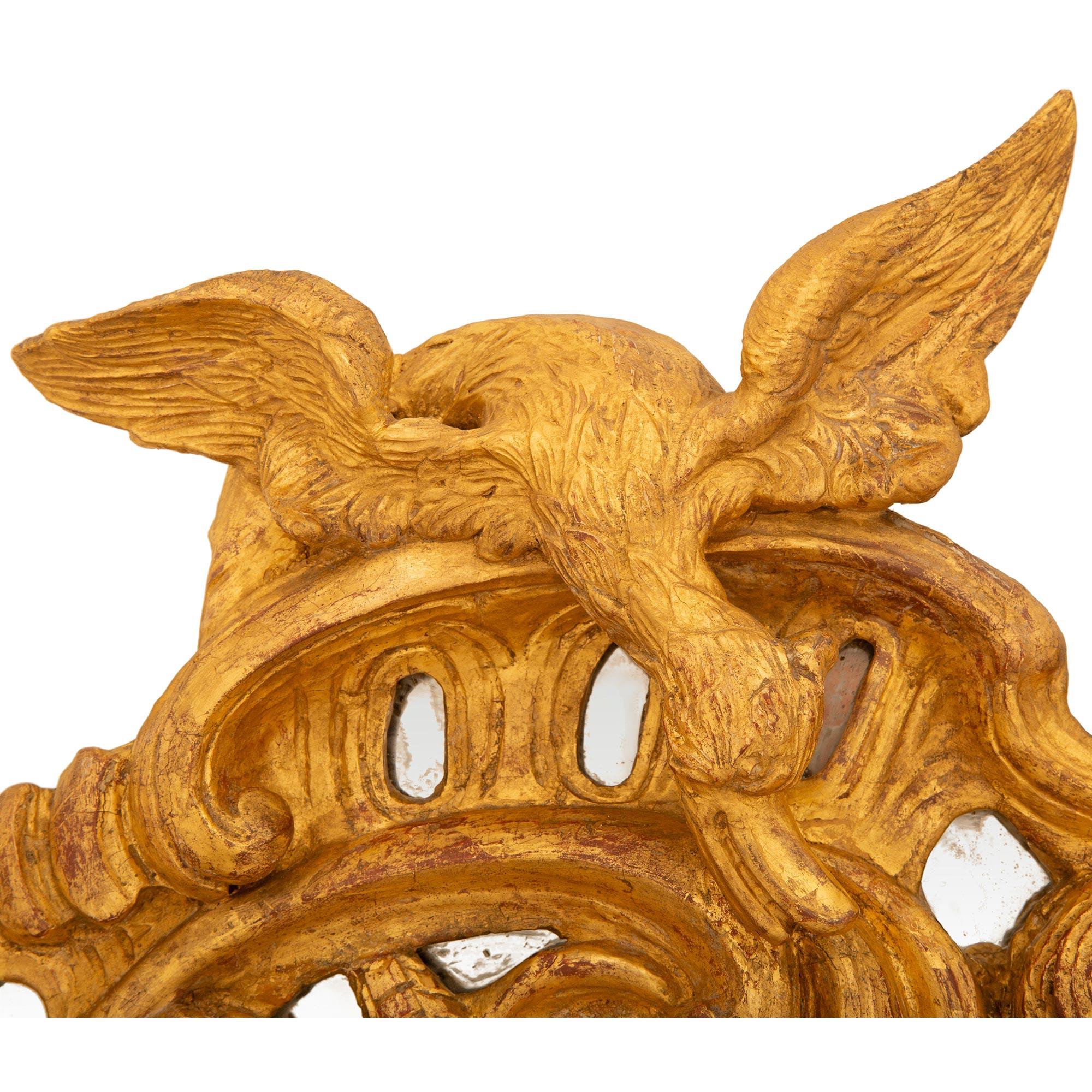 XVIIIe siècle et antérieur Miroir en bois doré d'époque Régence (XVIIIe siècle) en vente