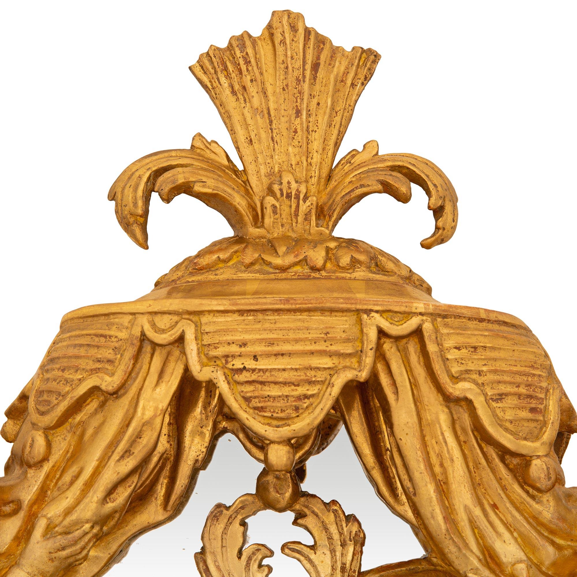 XVIIIe siècle et antérieur Miroir en bois doré d'époque Régence du XVIIIe siècle en vente
