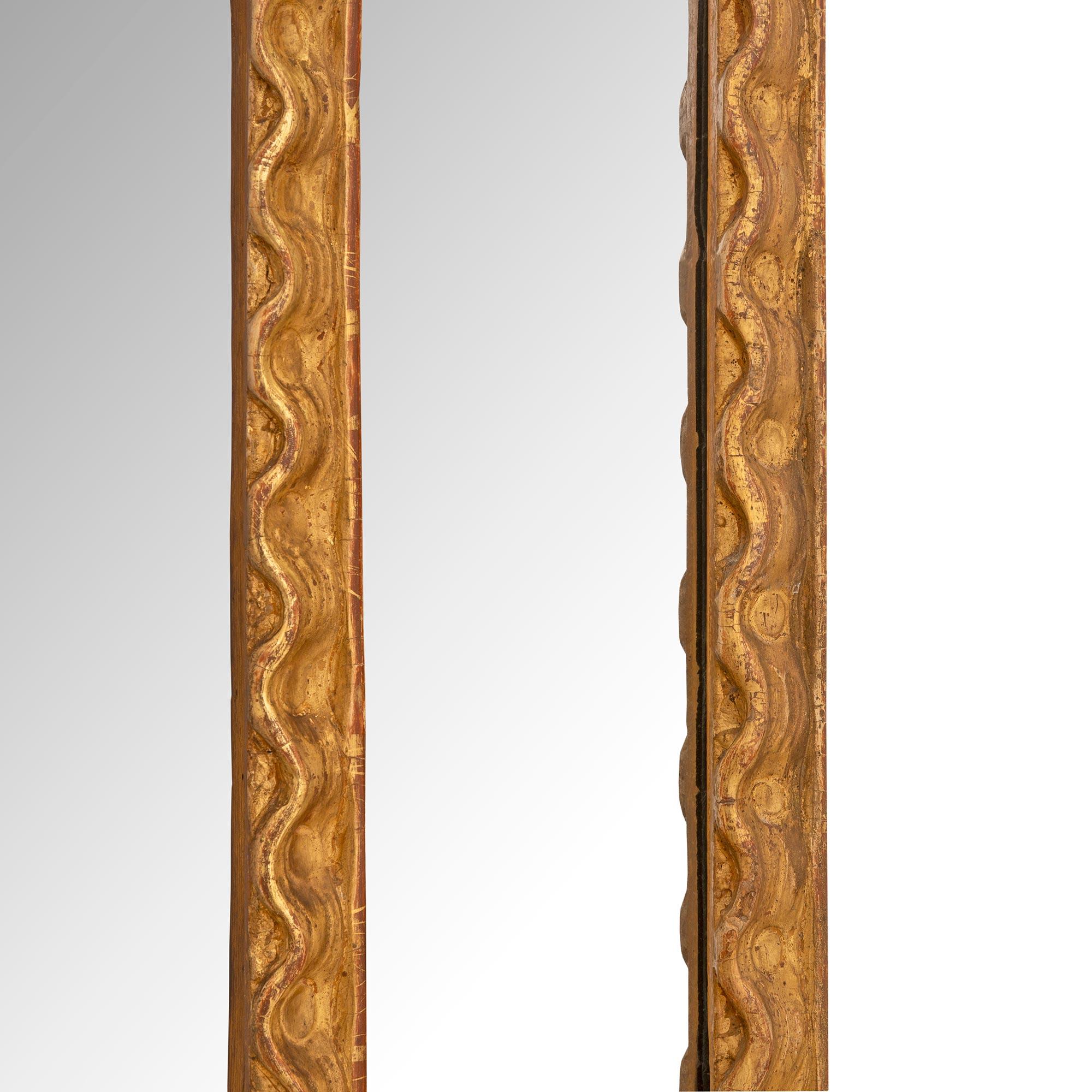 Miroir français en bois doré d'époque Régence du XVIIIe siècle en vente 1