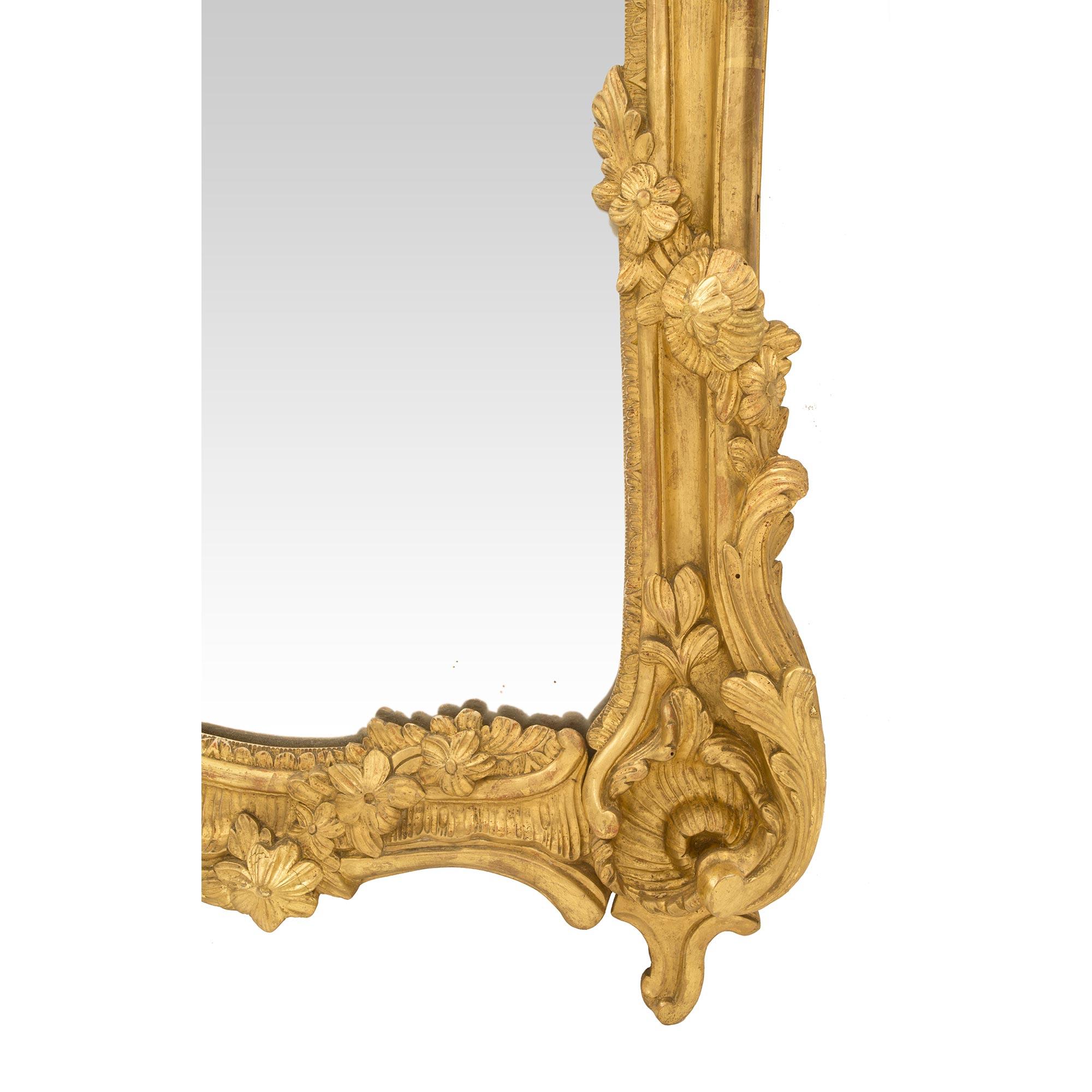 Miroir en bois doré de la période de la Régence du XVIIIe siècle français en vente 1