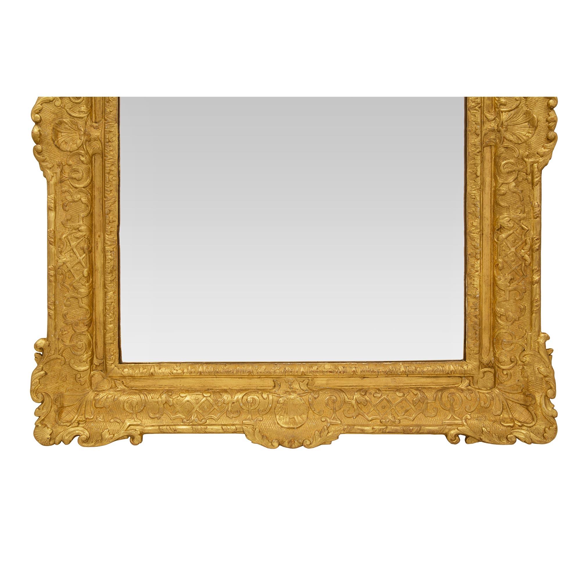 Miroir en bois doré français de la période Régence du XVIIIe siècle en vente 1