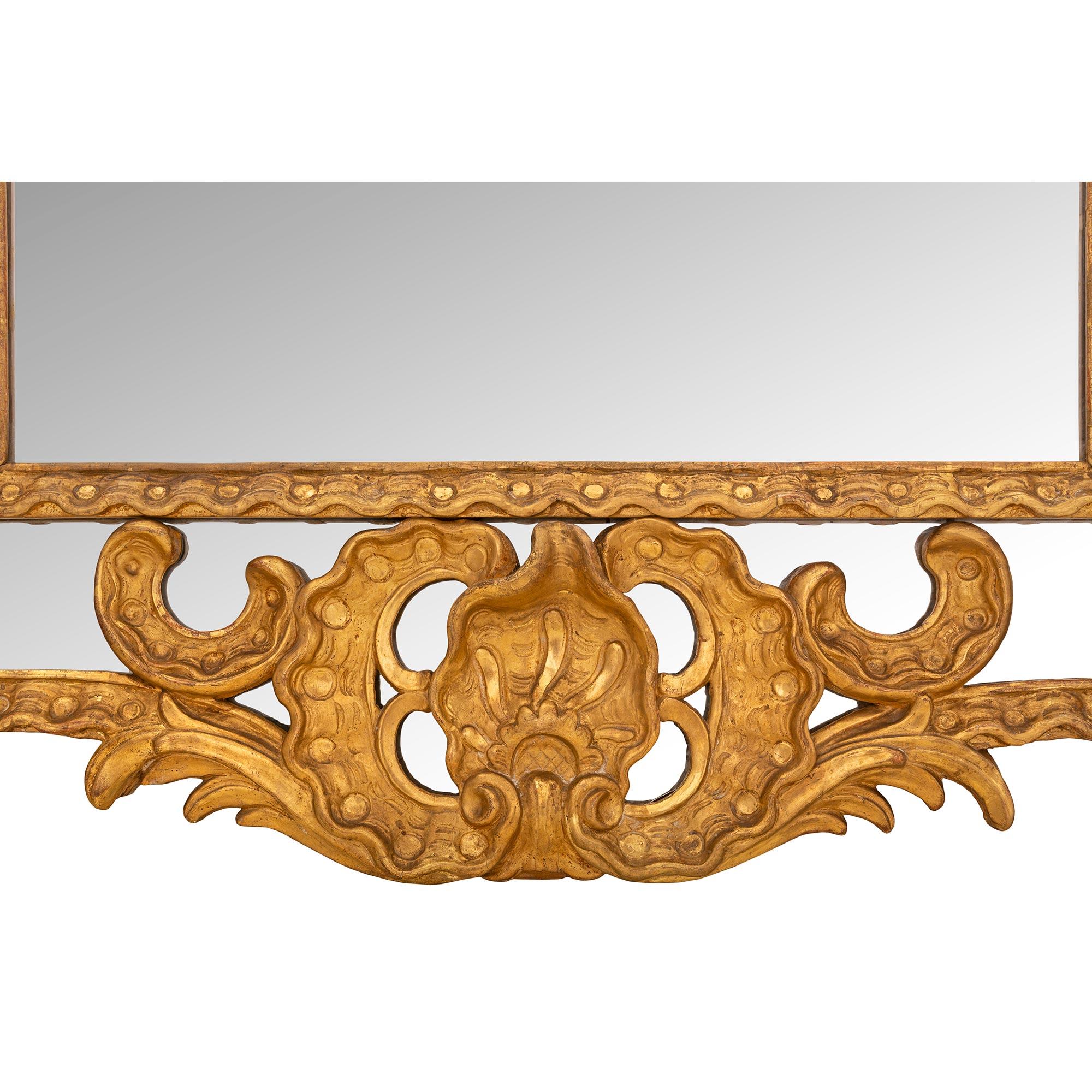 Miroir français en bois doré d'époque Régence du XVIIIe siècle en vente 2