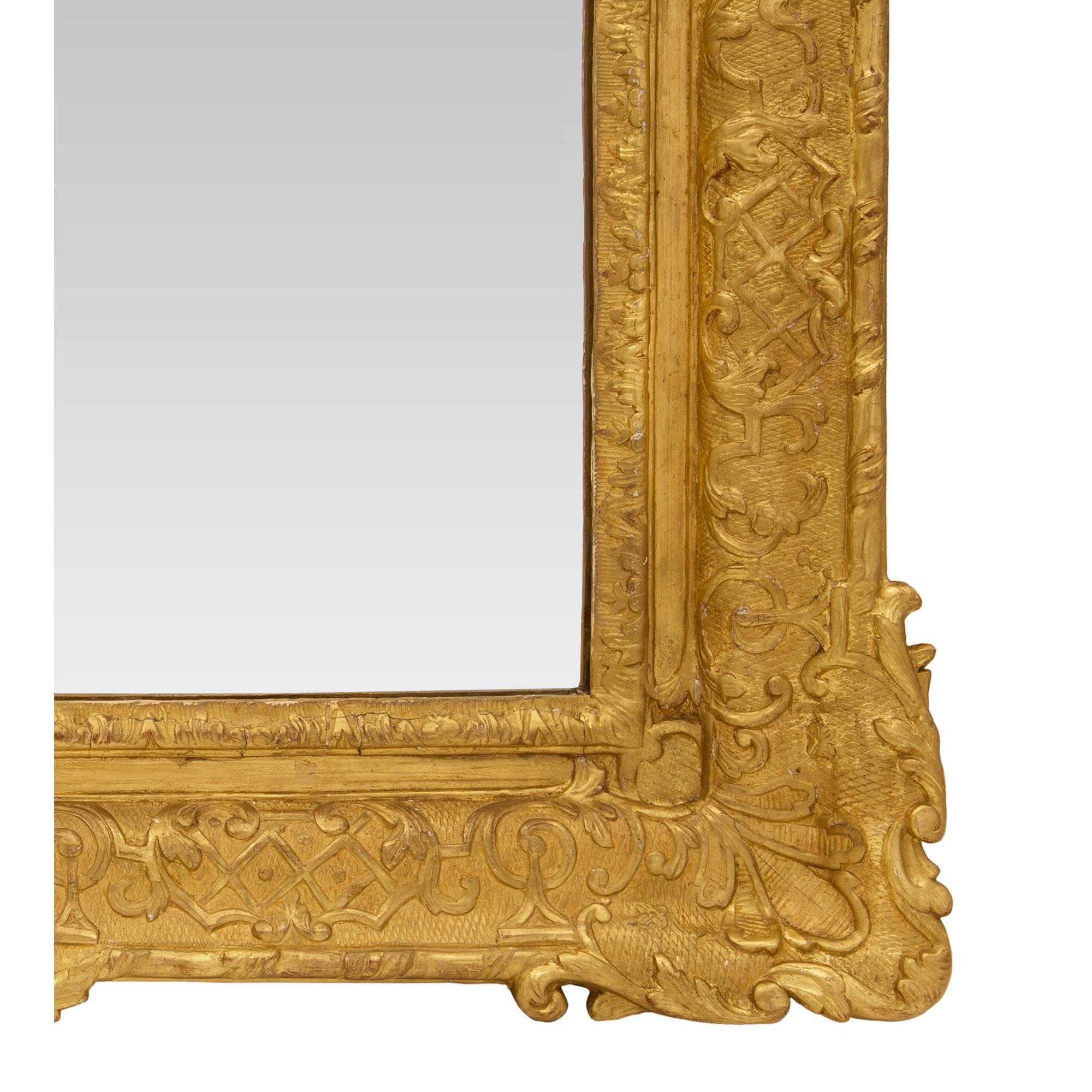 Miroir en bois doré français de la période Régence du XVIIIe siècle en vente 2