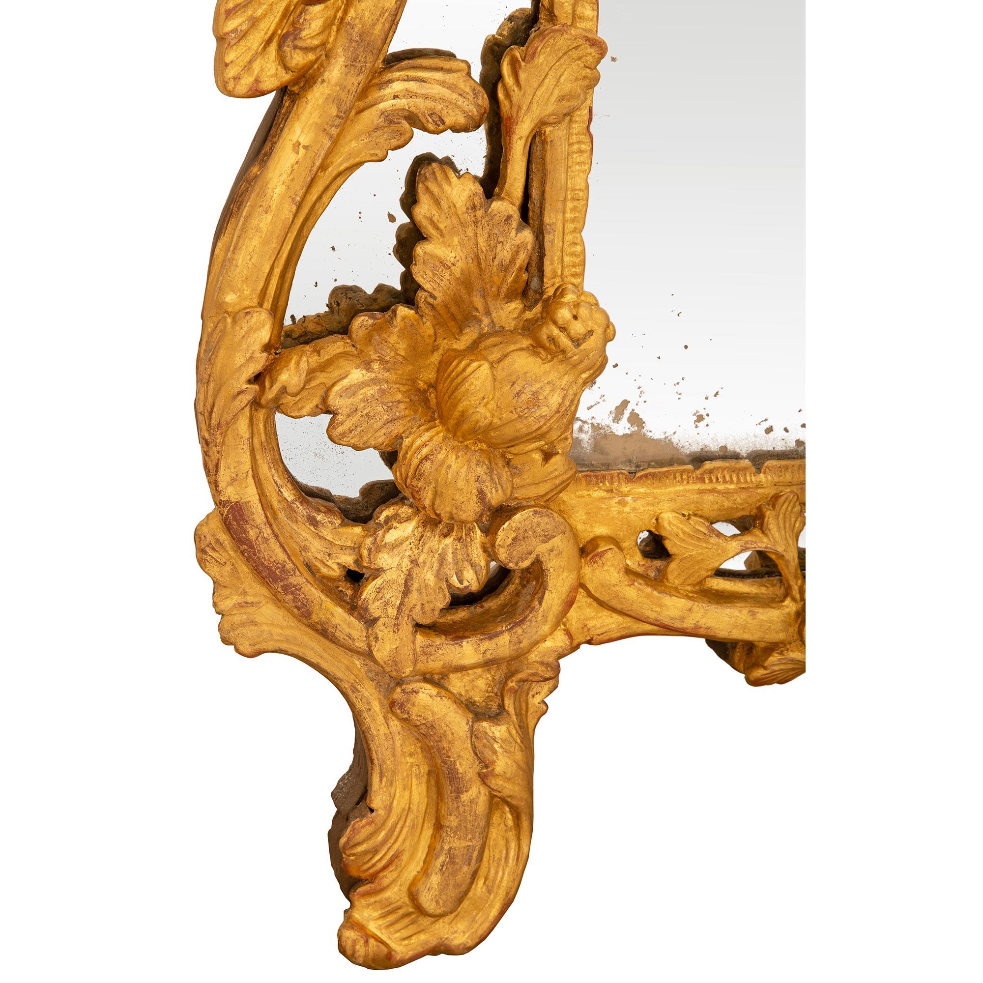 Miroir en bois doré d'époque Régence (XVIIIe siècle) en vente 2