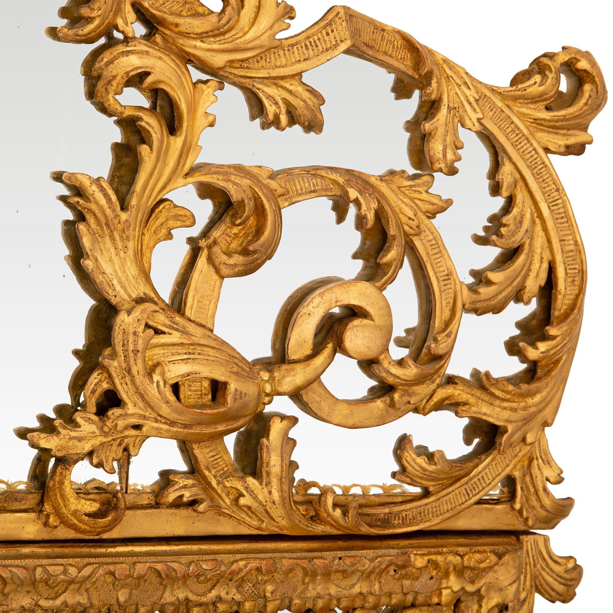 Miroir en bois doré d'époque Régence du XVIIIe siècle en vente 2