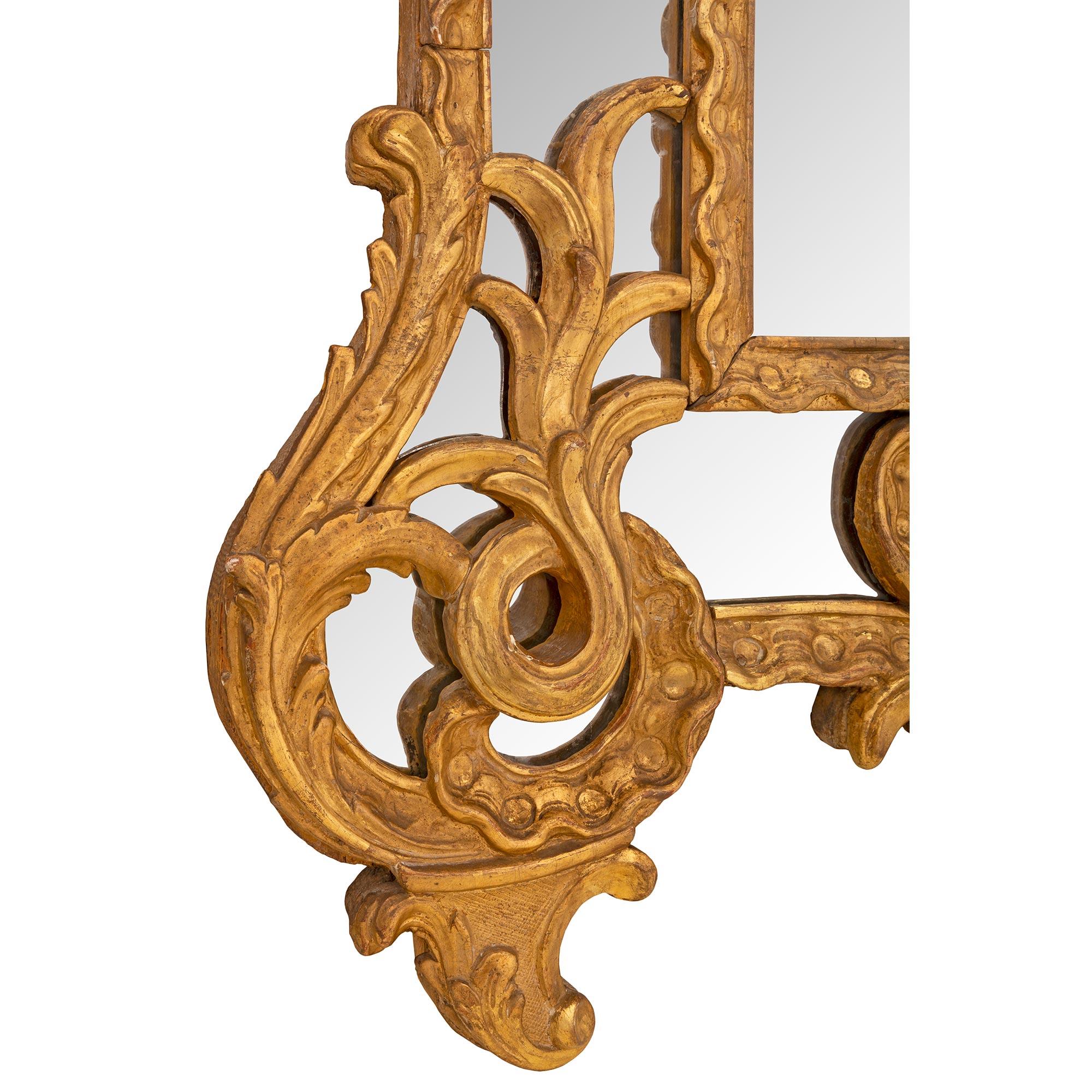 Miroir français en bois doré d'époque Régence du XVIIIe siècle en vente 3