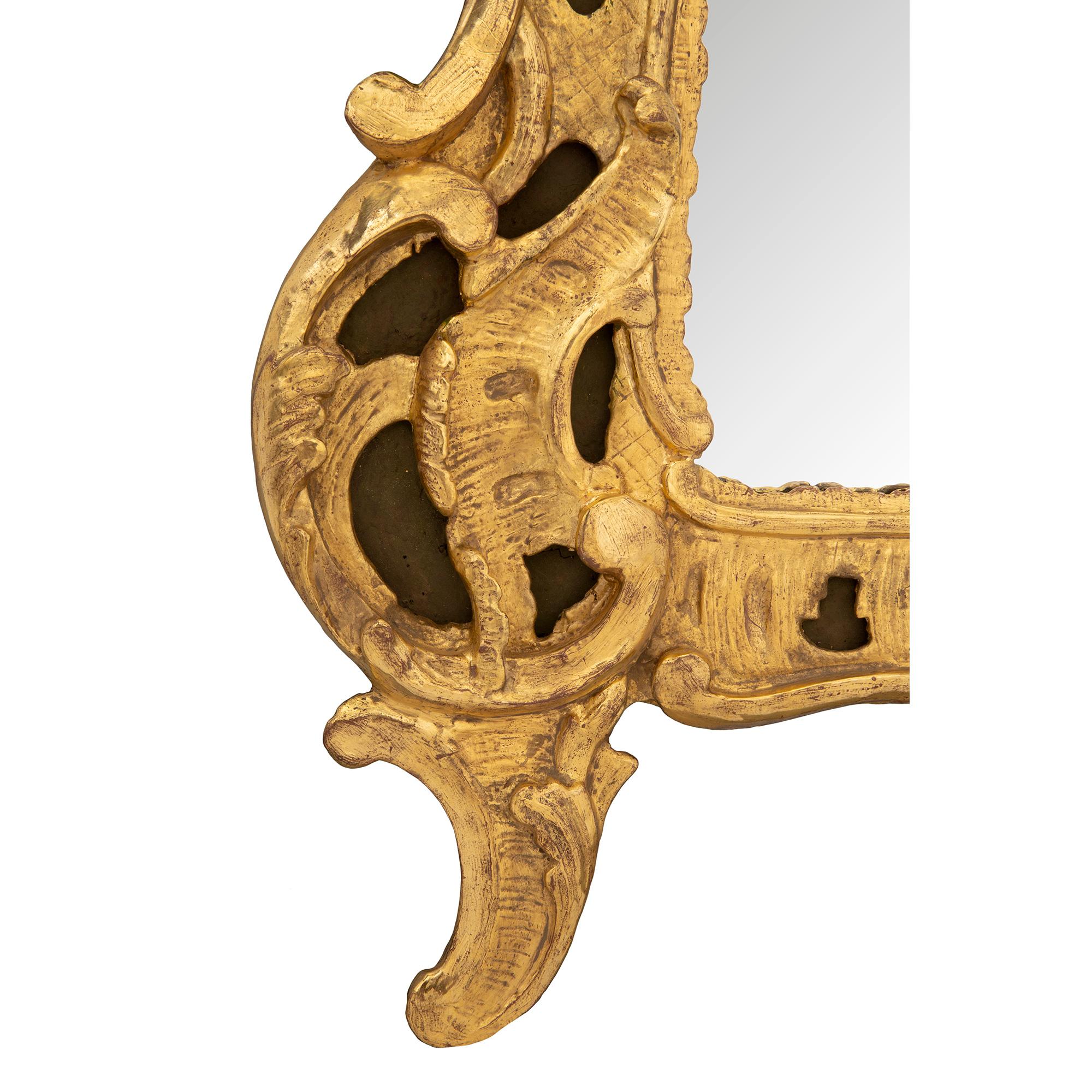 Specchio in legno dorato francese del XVIII secolo del periodo Régence in vendita 3