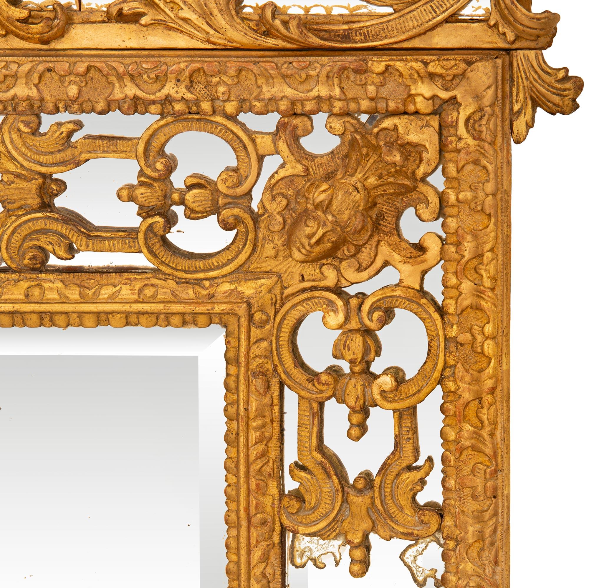 Miroir en bois doré d'époque Régence du XVIIIe siècle en vente 3