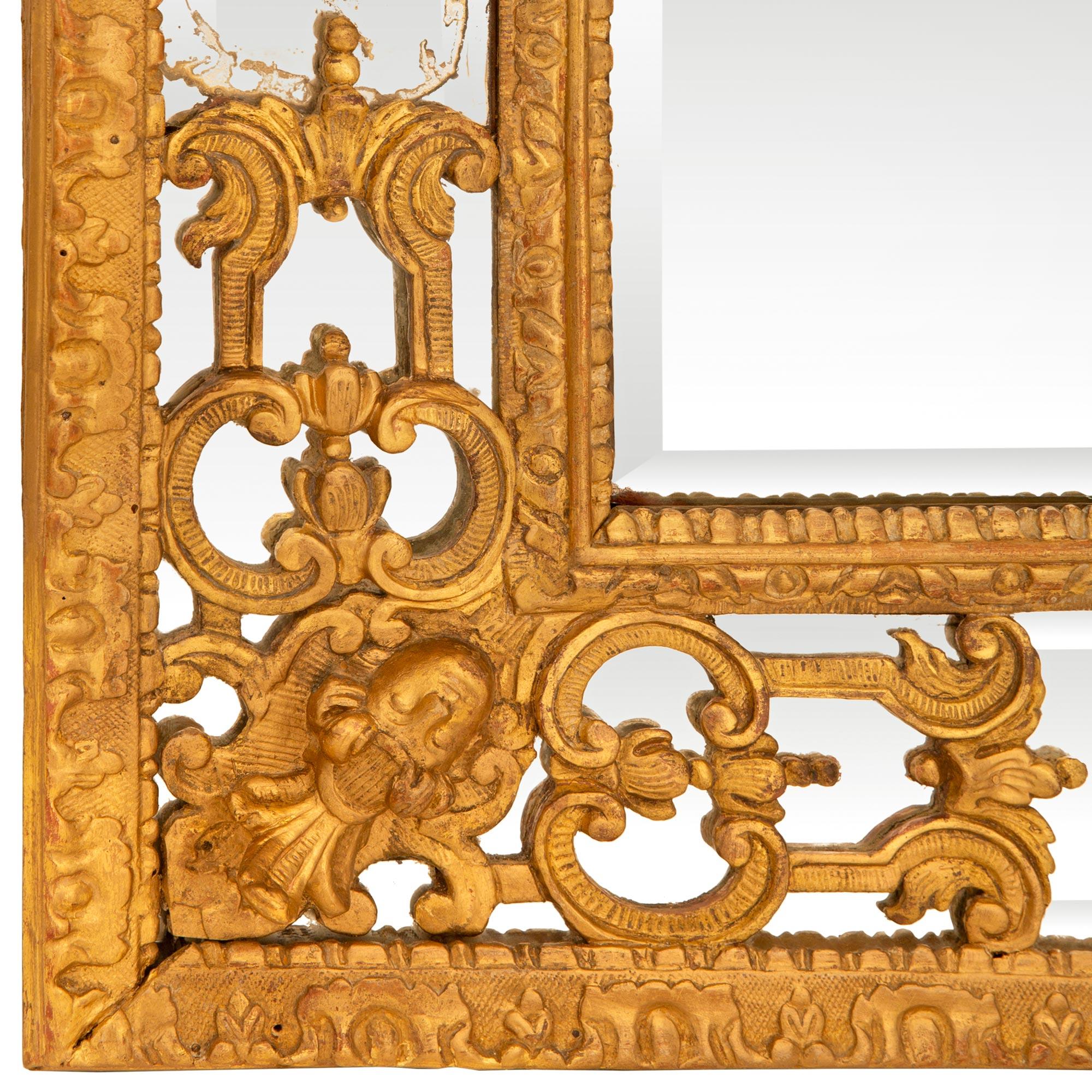 Miroir en bois doré d'époque Régence du XVIIIe siècle en vente 4