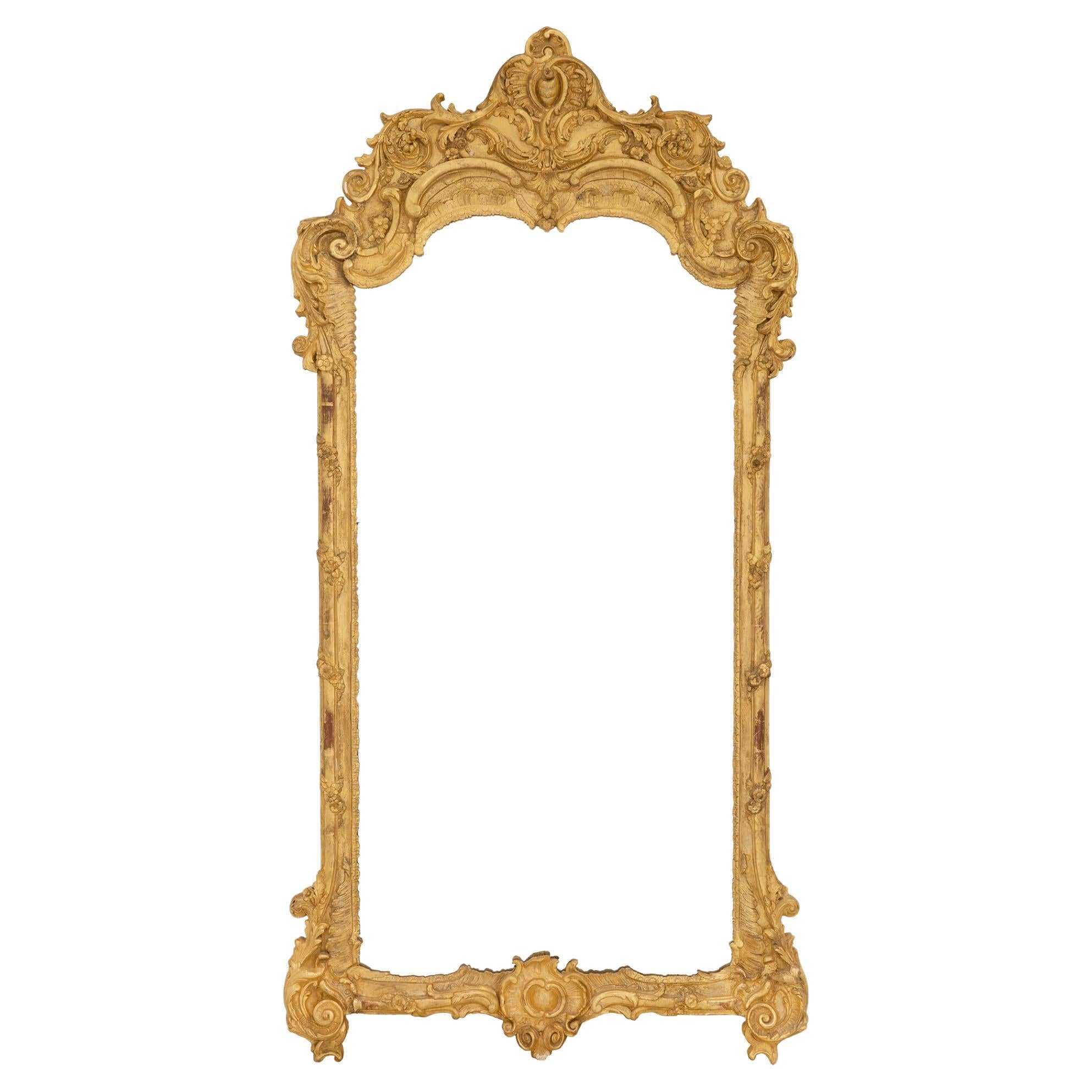 Vergoldeter Holzspiegel aus der Regence-Periode des 18. Jahrhunderts im Angebot