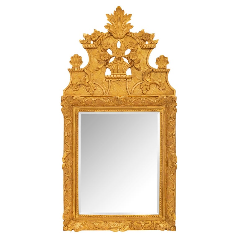 Miroir français en bois doré d'époque Régence du XVIIIe siècle - En vente  sur 1stDibs