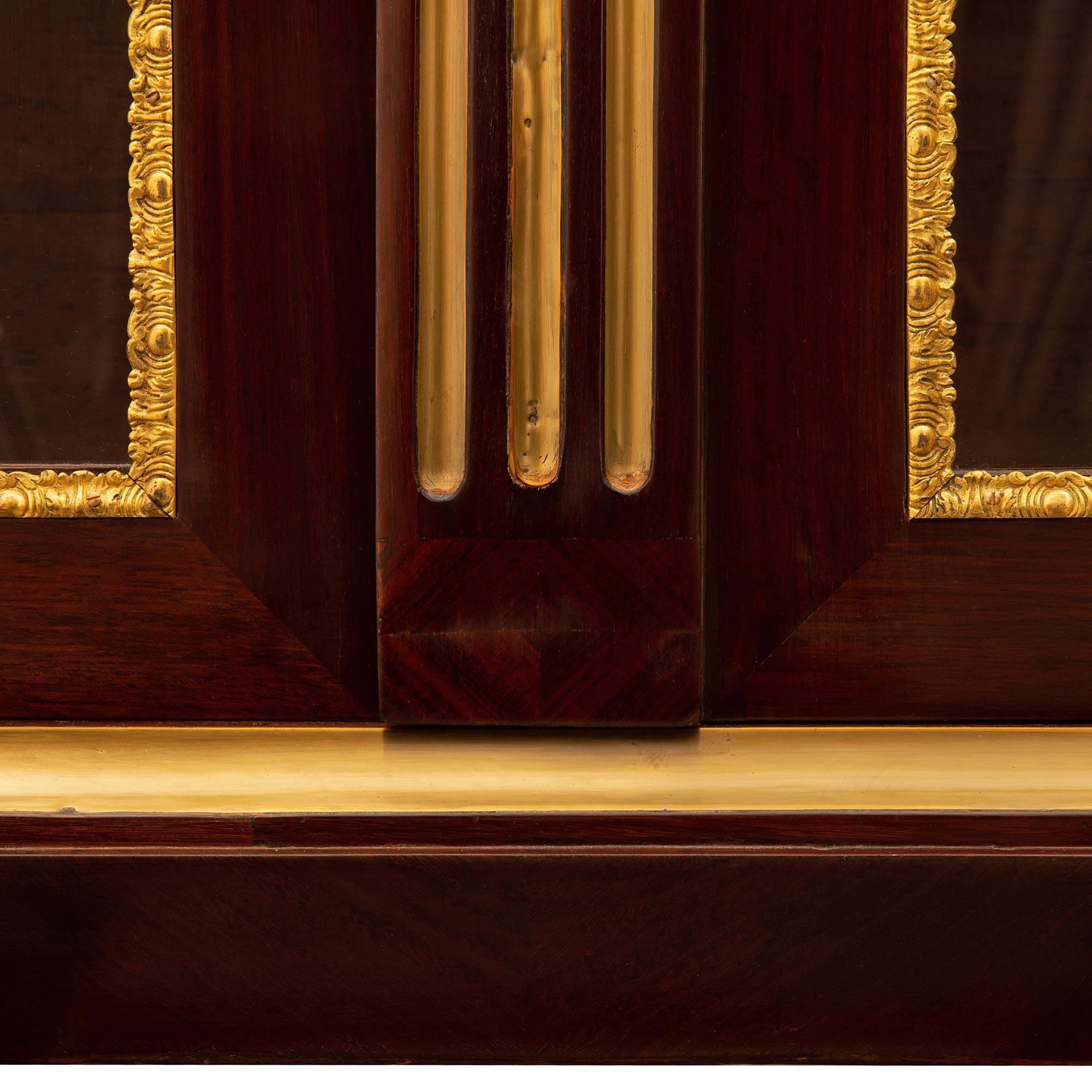 Vitrine française d'époque Régence du 18ème siècle en bois de violette, bronze doré et laiton en vente 4