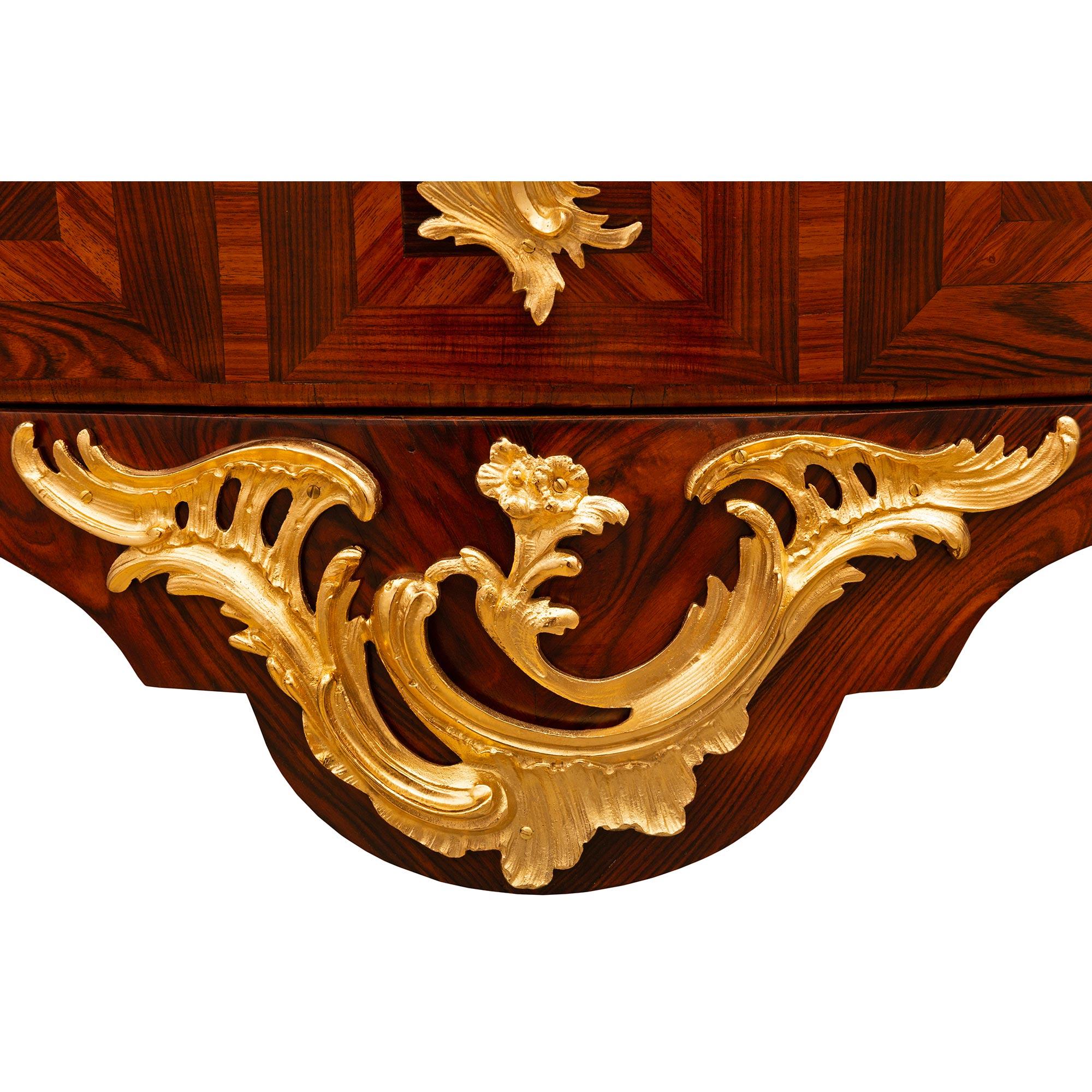 Commodity francese del XVIII secolo del periodo Régence in legno di re, ormolu e marmo Rouge Royale in vendita 4