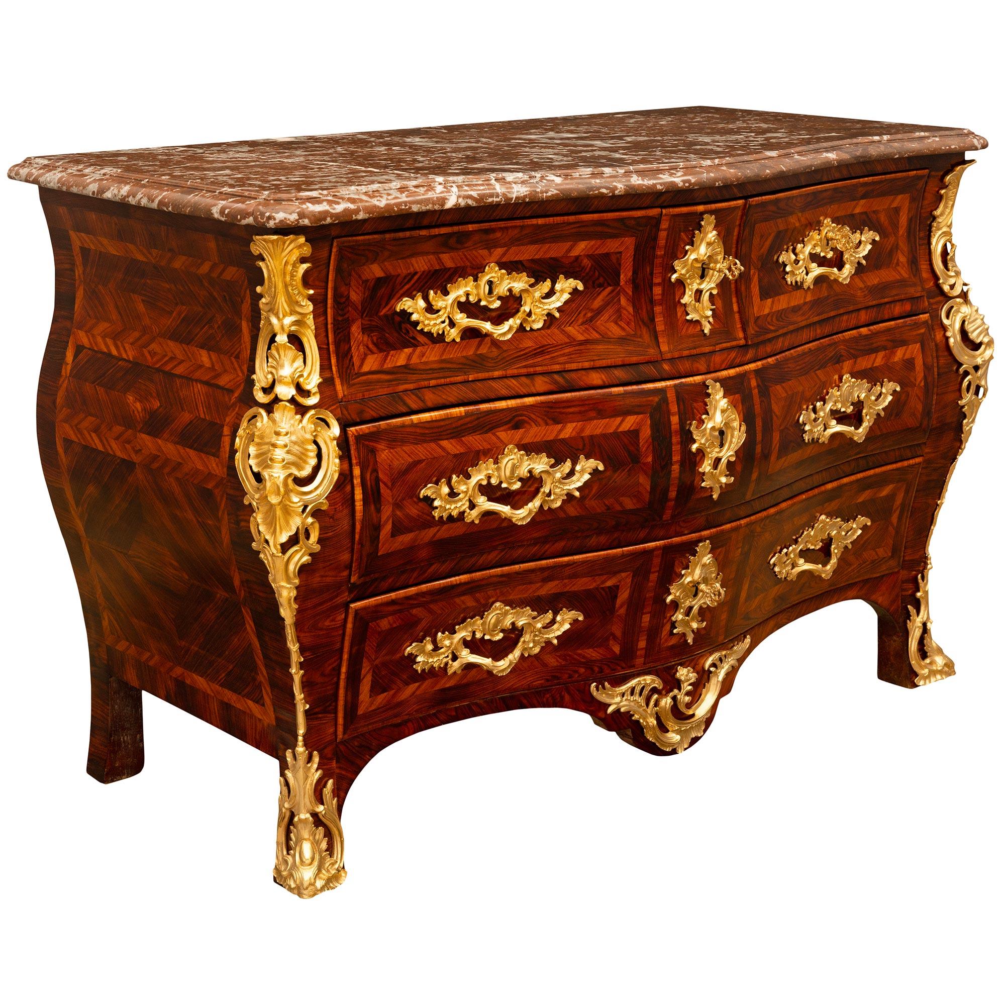 Francese Commodity francese del XVIII secolo del periodo Régence in legno di re, ormolu e marmo Rouge Royale in vendita