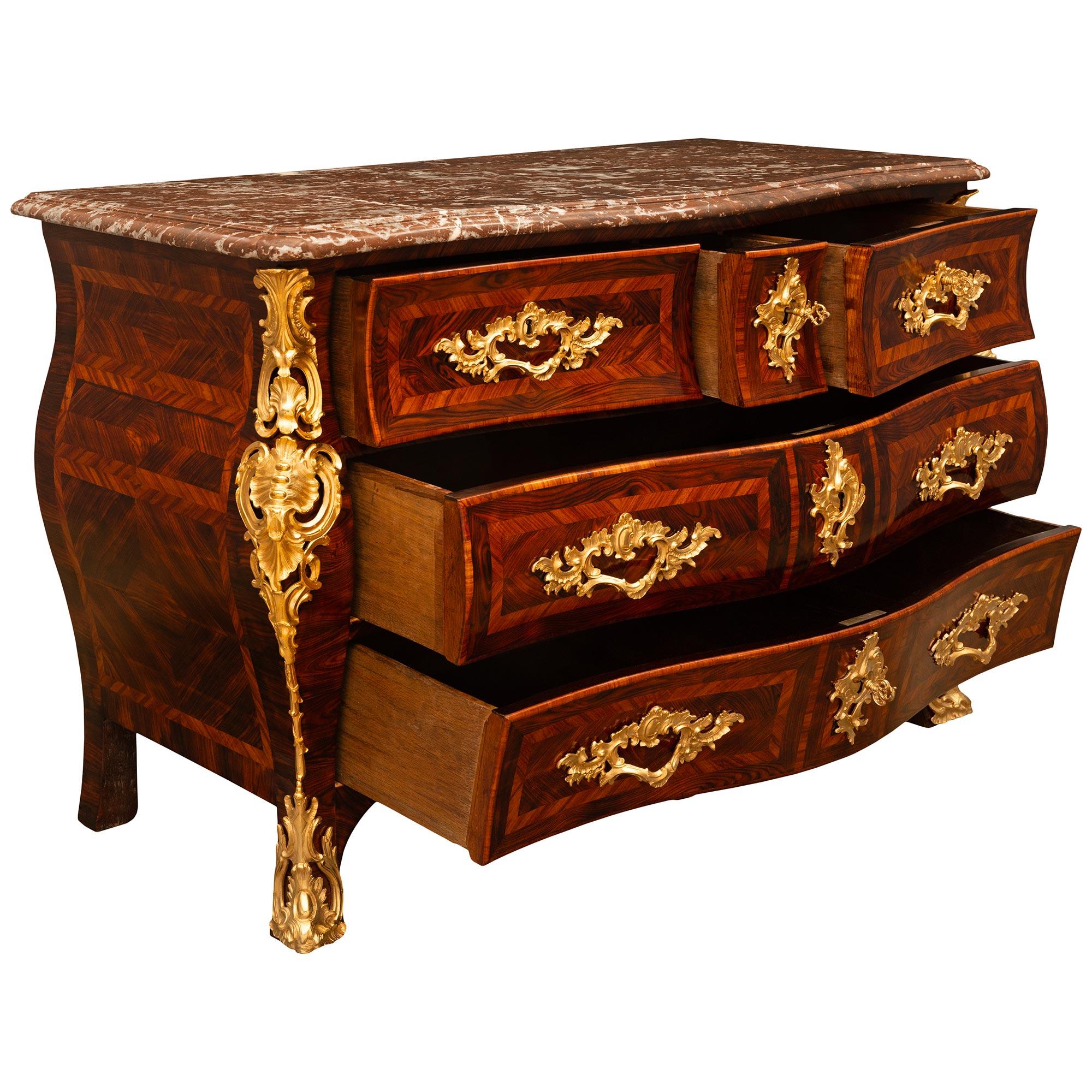 Commodity francese del XVIII secolo del periodo Régence in legno di re, ormolu e marmo Rouge Royale In condizioni buone in vendita a West Palm Beach, FL