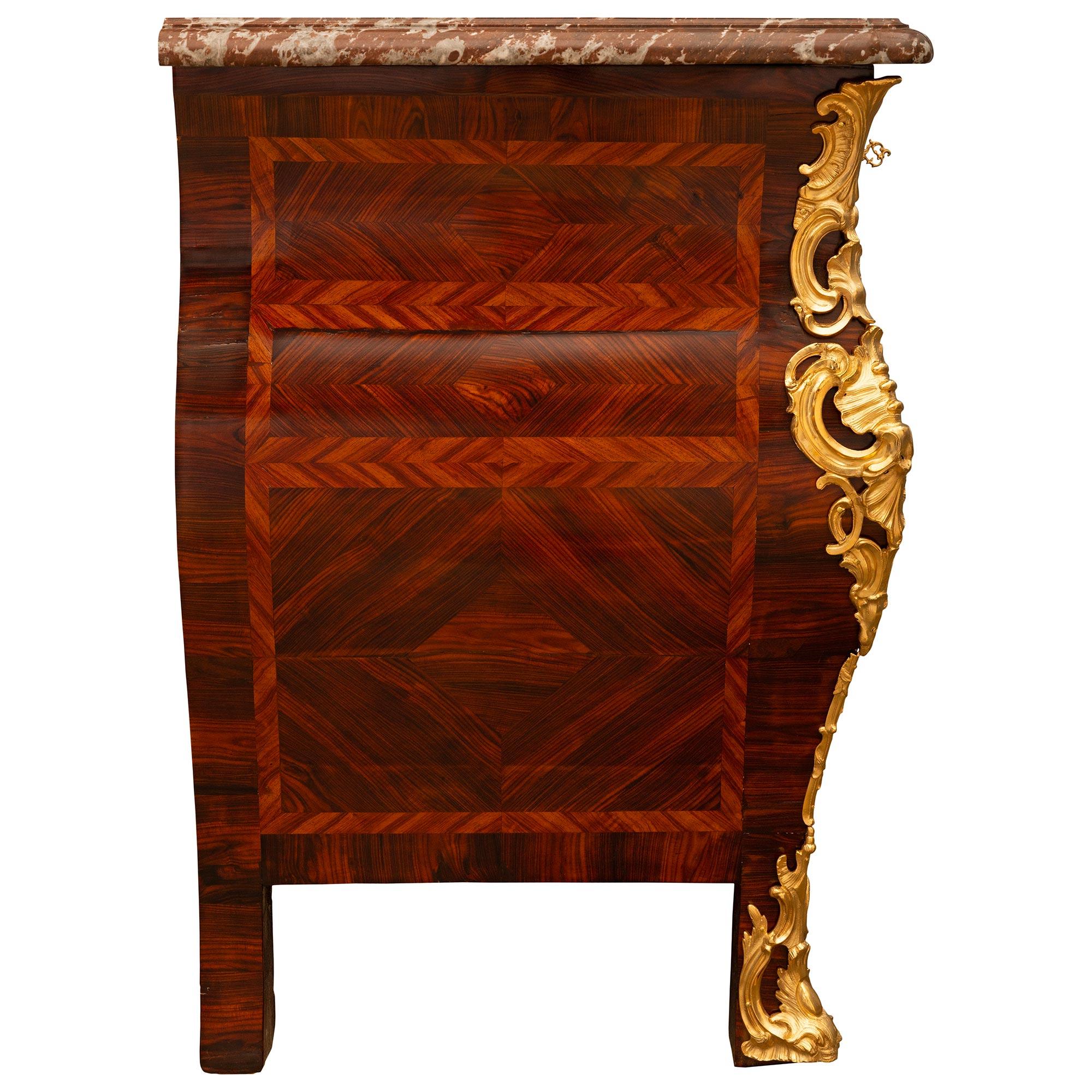 Fino al XVIII secolo Commodity francese del XVIII secolo del periodo Régence in legno di re, ormolu e marmo Rouge Royale in vendita