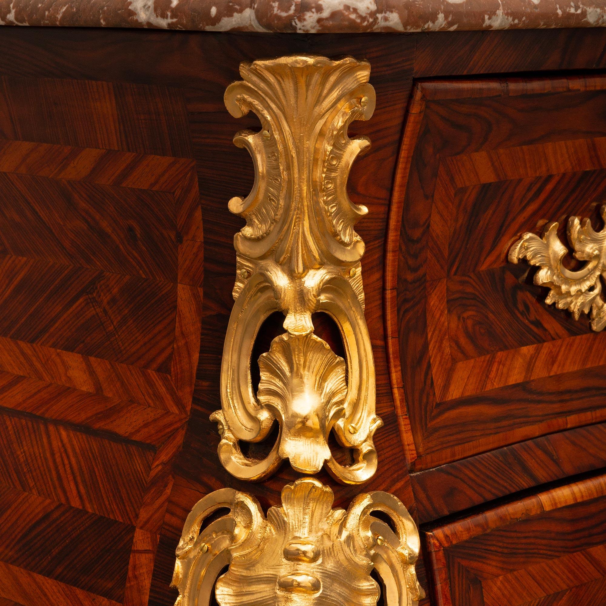 Similoro Commodity francese del XVIII secolo del periodo Régence in legno di re, ormolu e marmo Rouge Royale in vendita