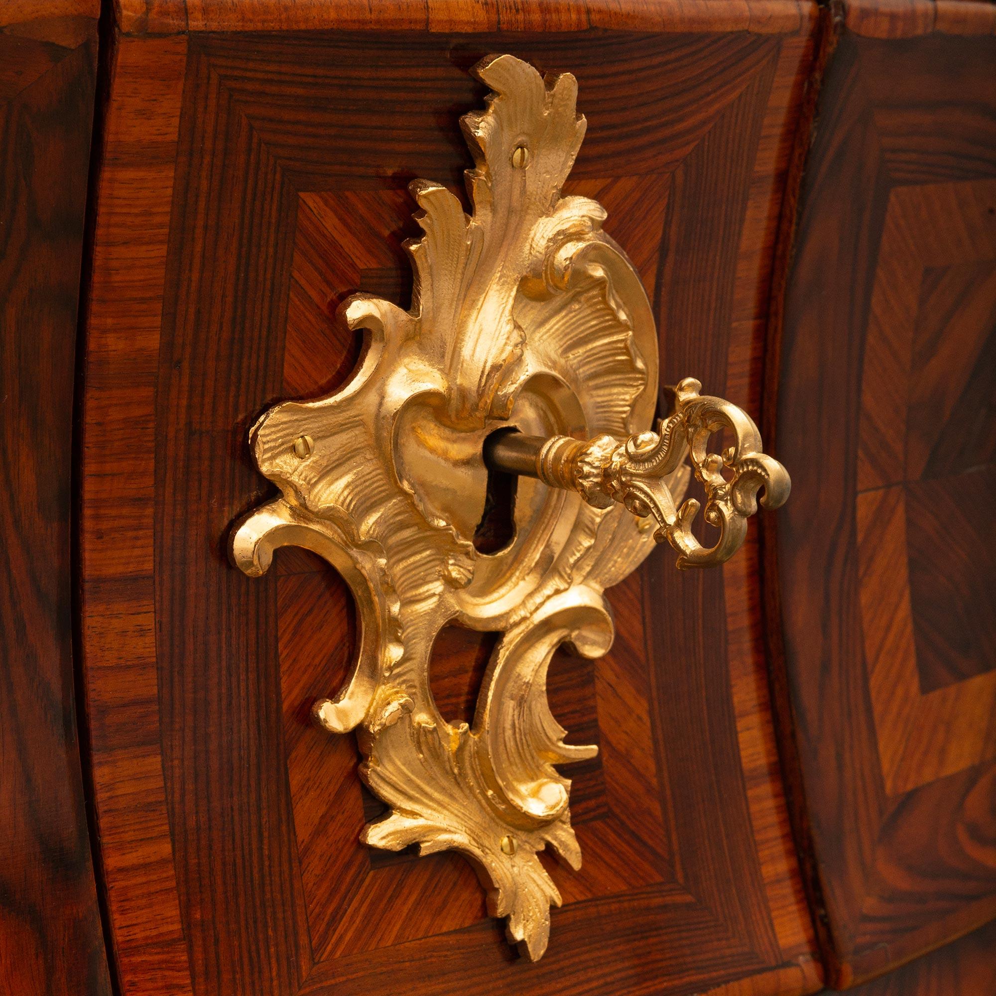 Commodity francese del XVIII secolo del periodo Régence in legno di re, ormolu e marmo Rouge Royale in vendita 1