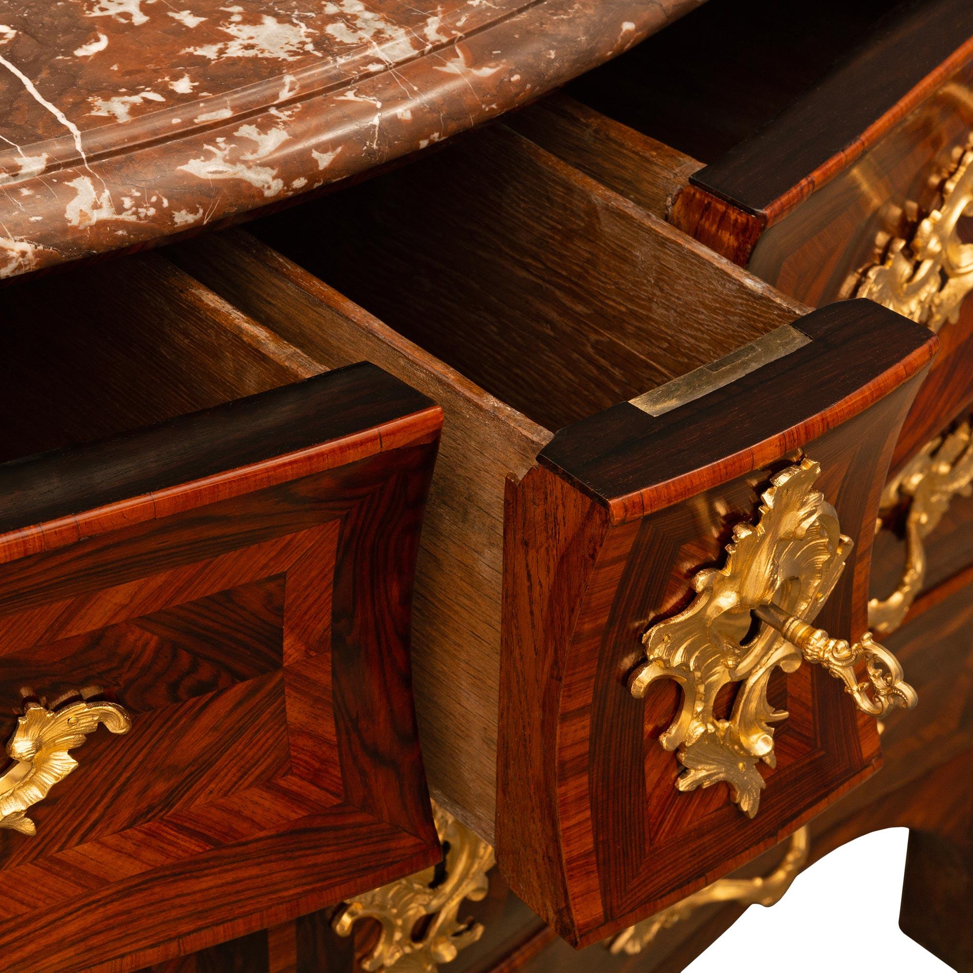 Commodity francese del XVIII secolo del periodo Régence in legno di re, ormolu e marmo Rouge Royale in vendita 2