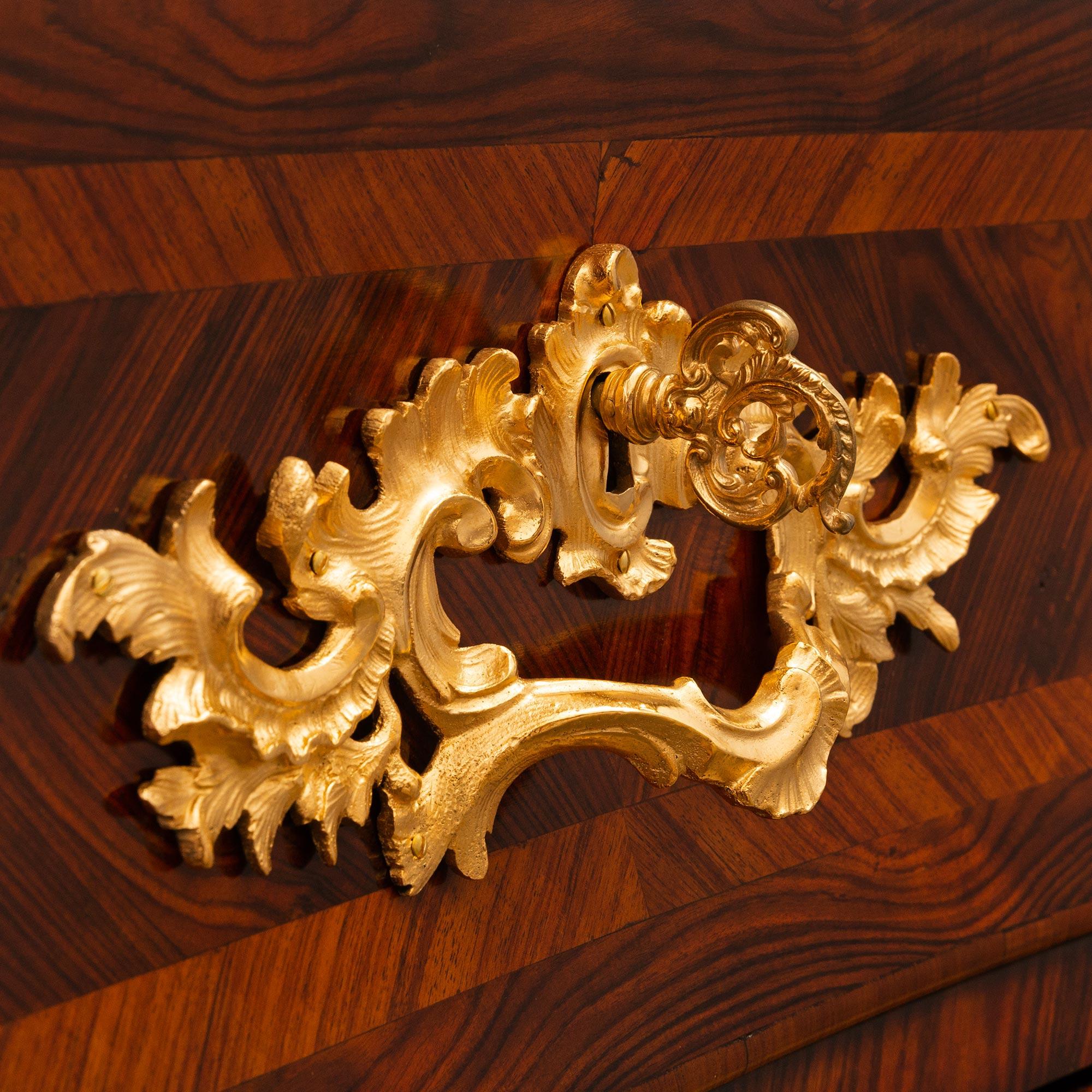 Commodity francese del XVIII secolo del periodo Régence in legno di re, ormolu e marmo Rouge Royale in vendita 3