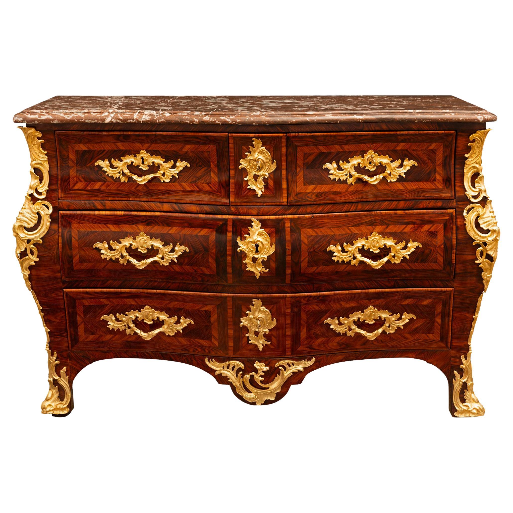 Französische Kommode aus Königsholz, Ormolu und Marmor Rouge Royale aus dem 18.