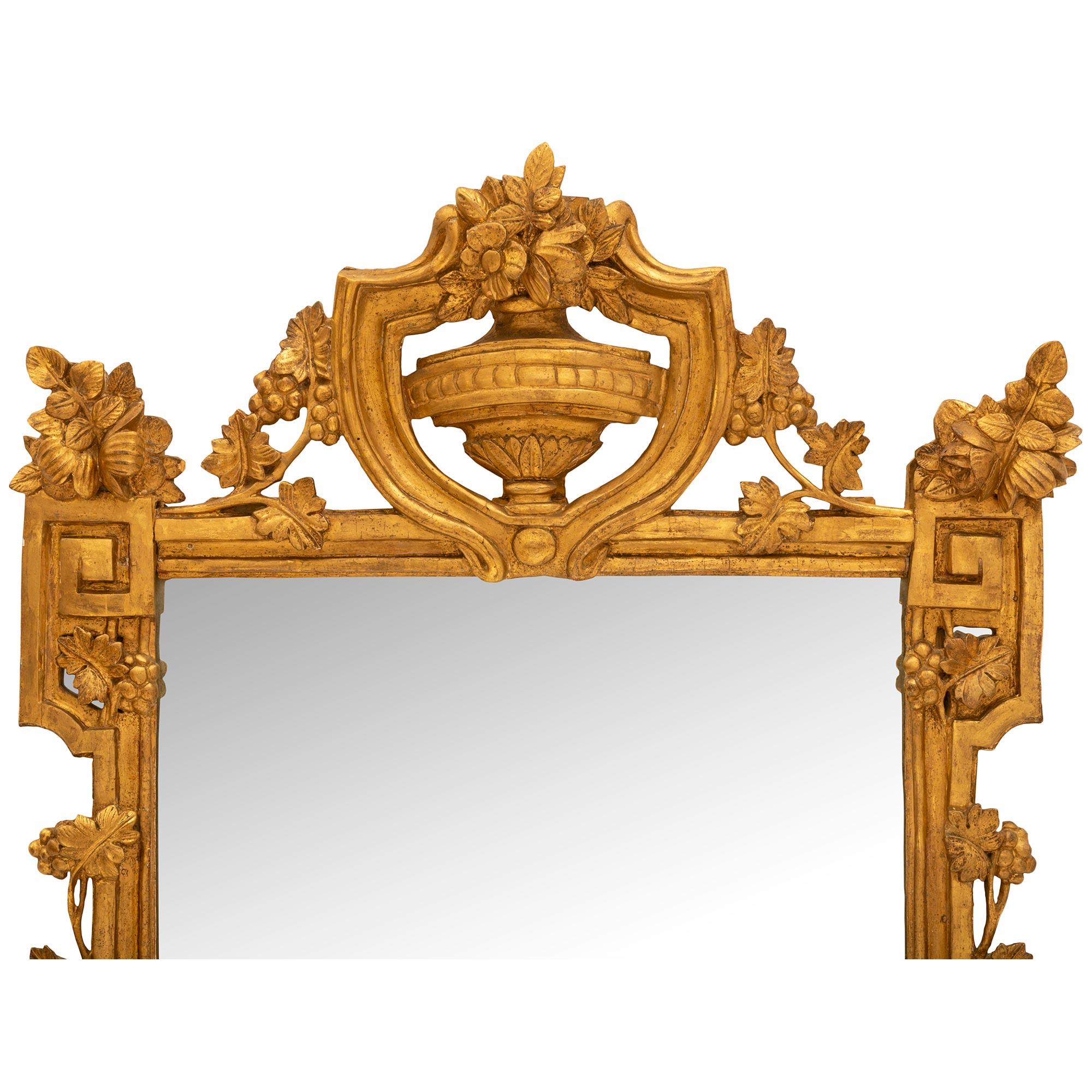 Spiegel aus vergoldetem Holz im Provanal-Stil, 18. Jahrhundert, Rgence-Periode (Französisch) im Angebot