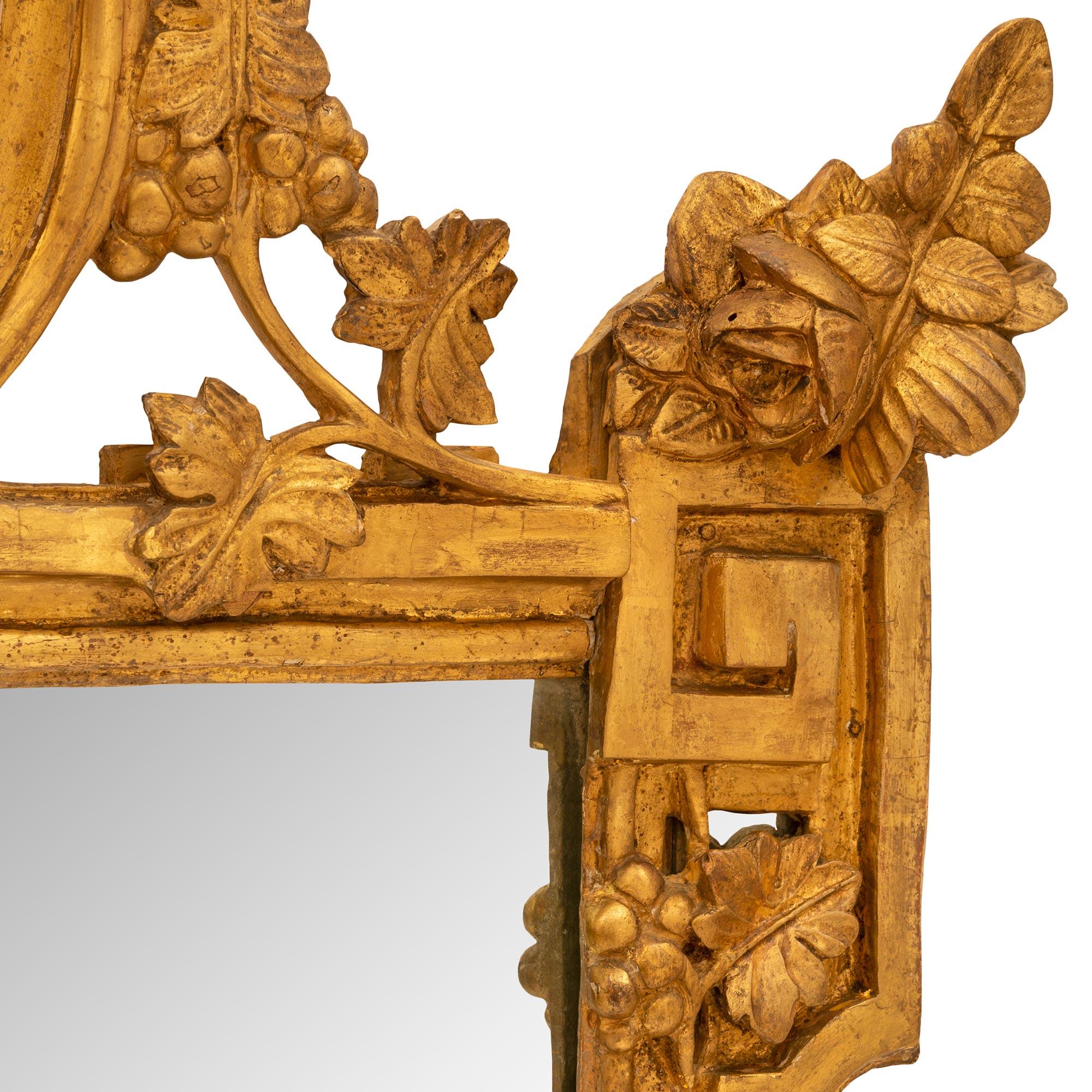 Spiegel aus vergoldetem Holz im Provanal-Stil, 18. Jahrhundert, Rgence-Periode (18. Jahrhundert und früher) im Angebot