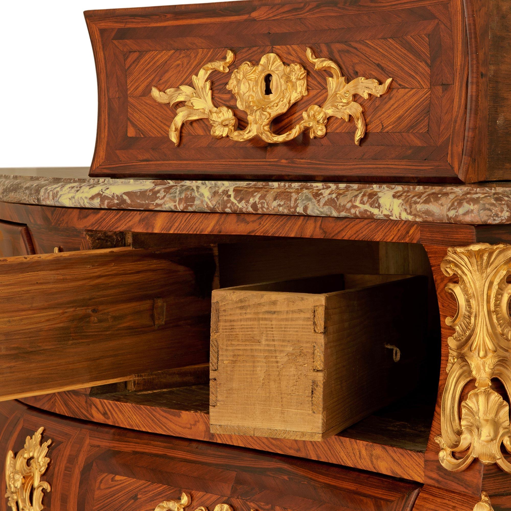 Commode francese del XVIII secolo in noce del periodo Régence, firmata Bernard Van Risenburgh in vendita 5