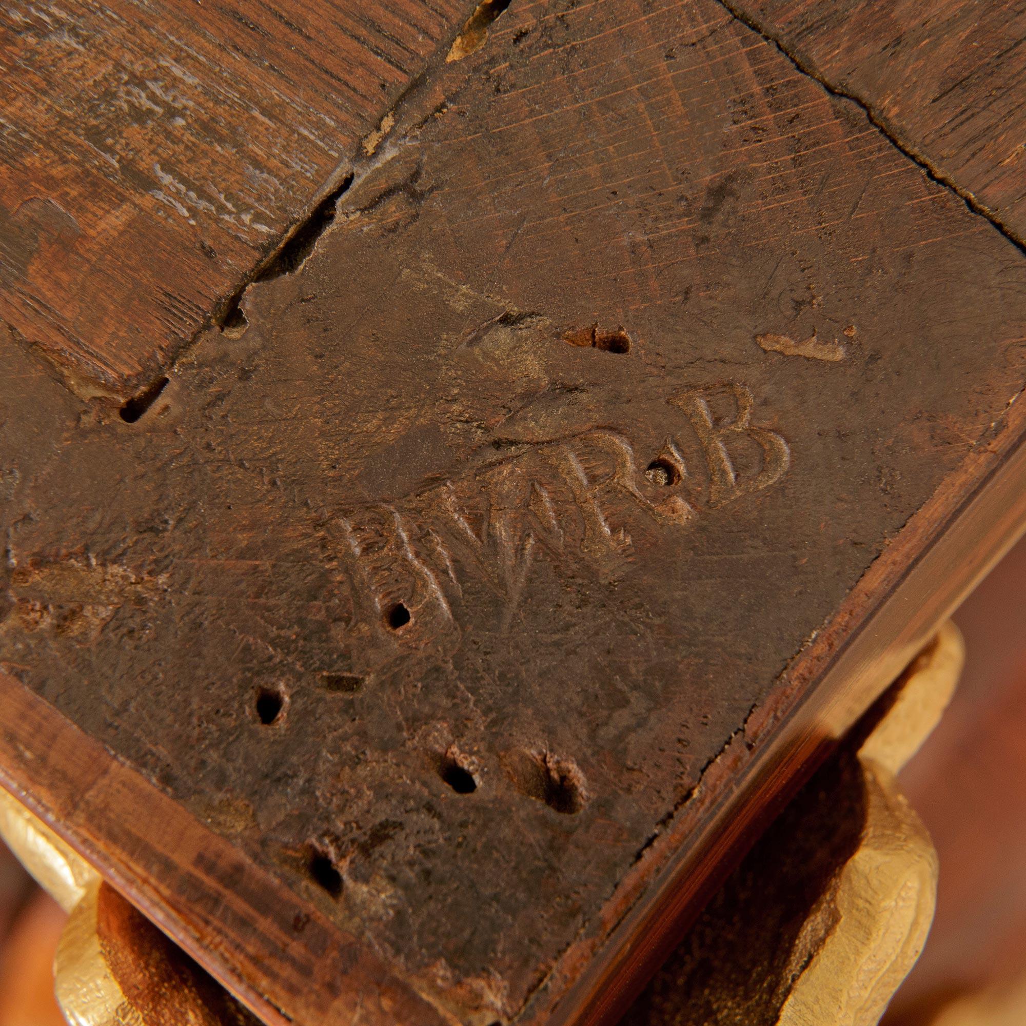 Commode francese del XVIII secolo in noce del periodo Régence, firmata Bernard Van Risenburgh in vendita 7