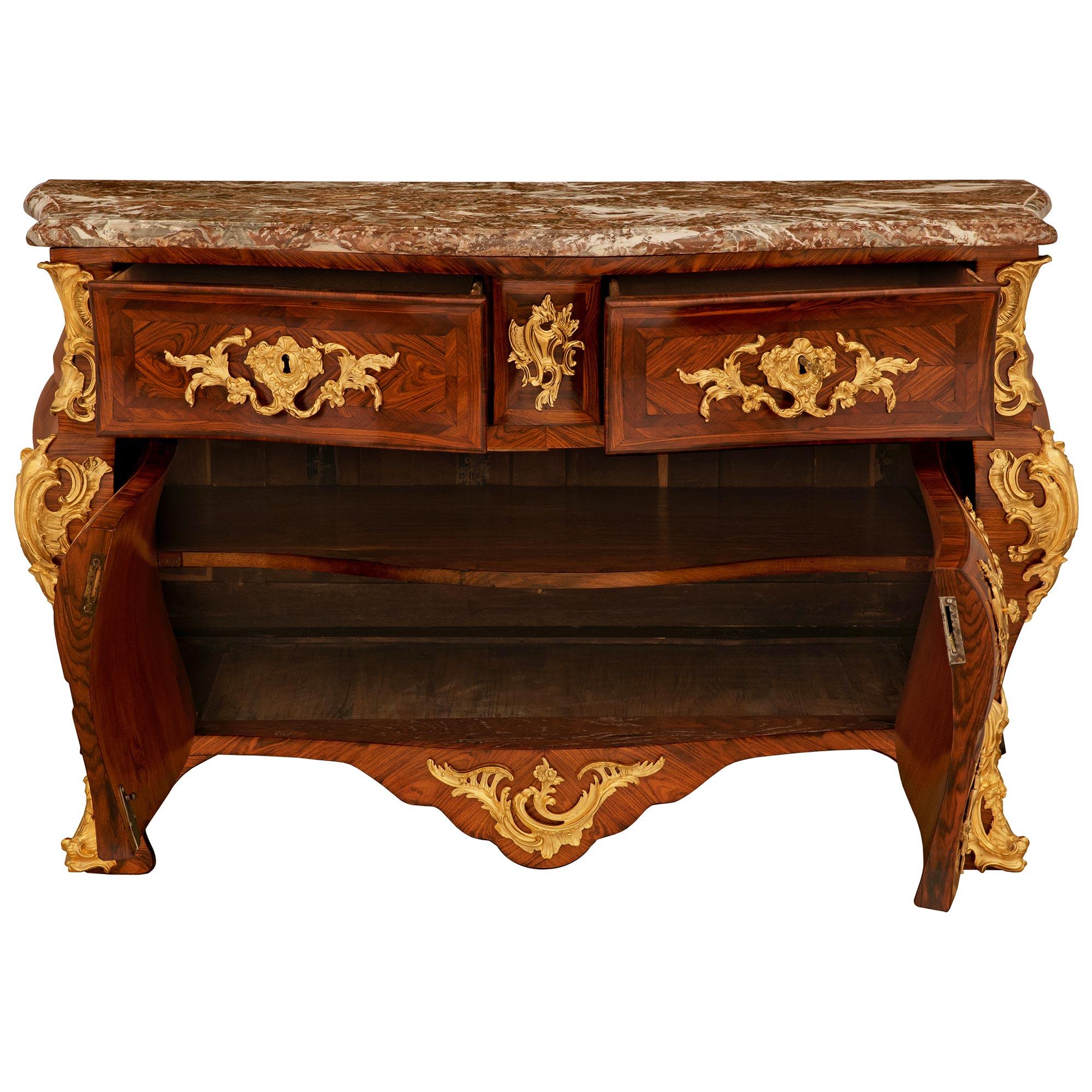 Francese Commode francese del XVIII secolo in noce del periodo Régence, firmata Bernard Van Risenburgh in vendita