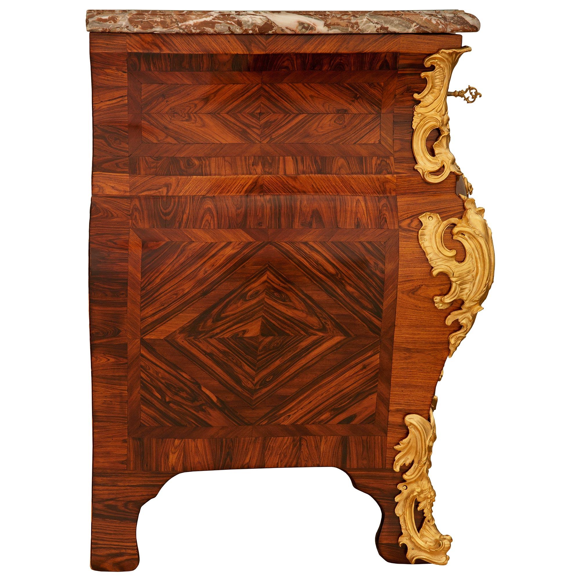 XIX secolo Commode francese del XVIII secolo in noce del periodo Régence, firmata Bernard Van Risenburgh in vendita