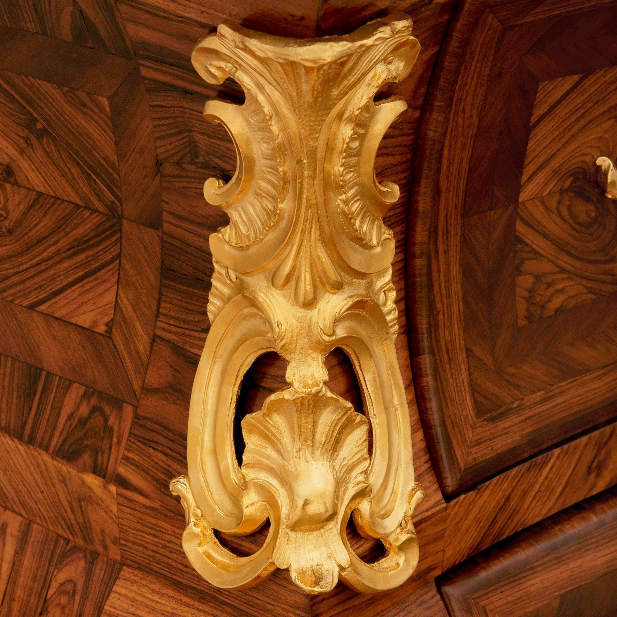 Similoro Commode francese del XVIII secolo in noce del periodo Régence, firmata Bernard Van Risenburgh in vendita