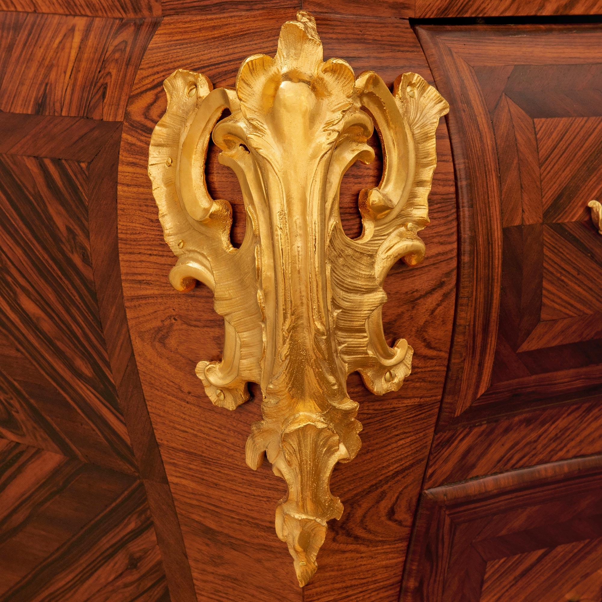 Commode francese del XVIII secolo in noce del periodo Régence, firmata Bernard Van Risenburgh in vendita 1