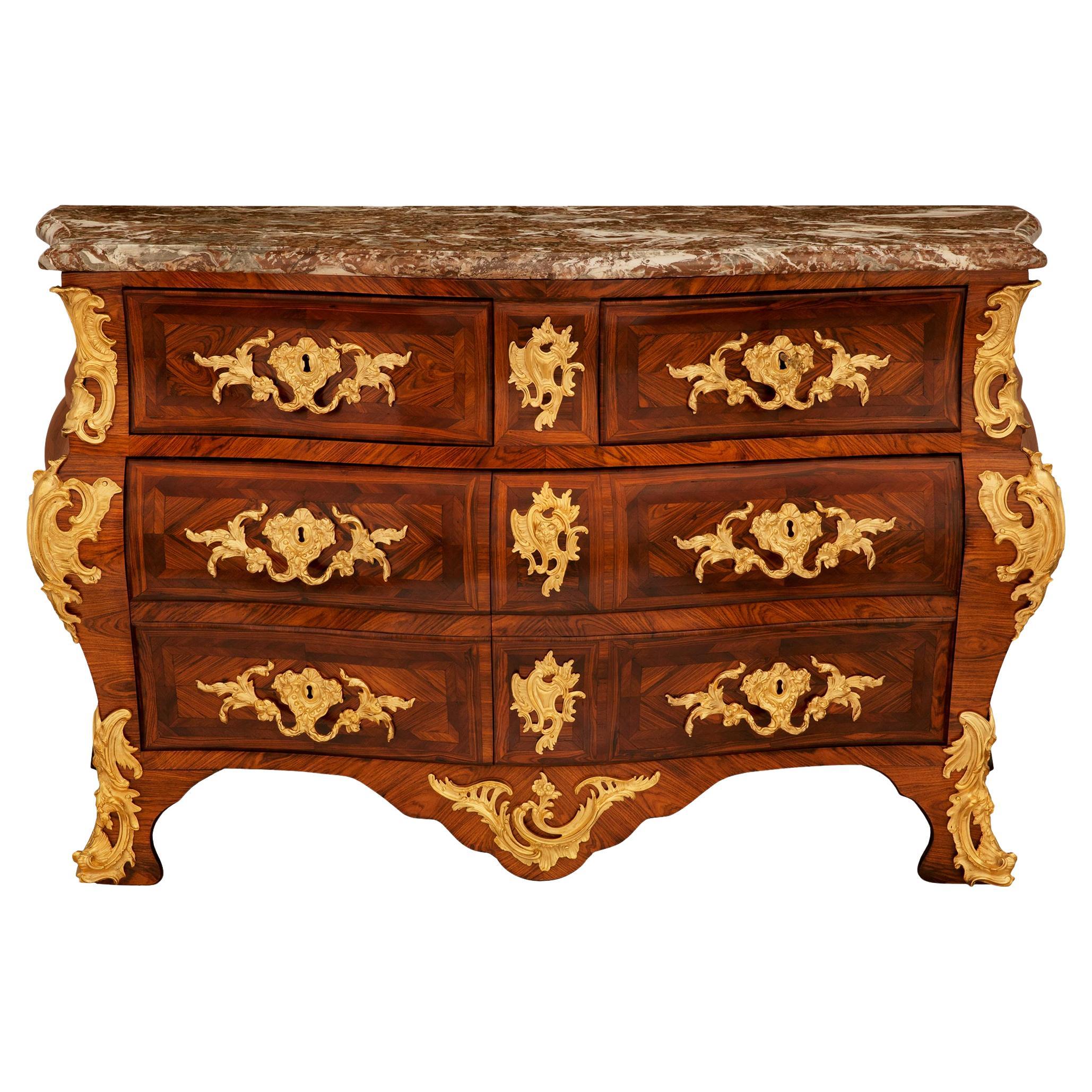 Commode francese del XVIII secolo in noce del periodo Régence, firmata Bernard Van Risenburgh in vendita