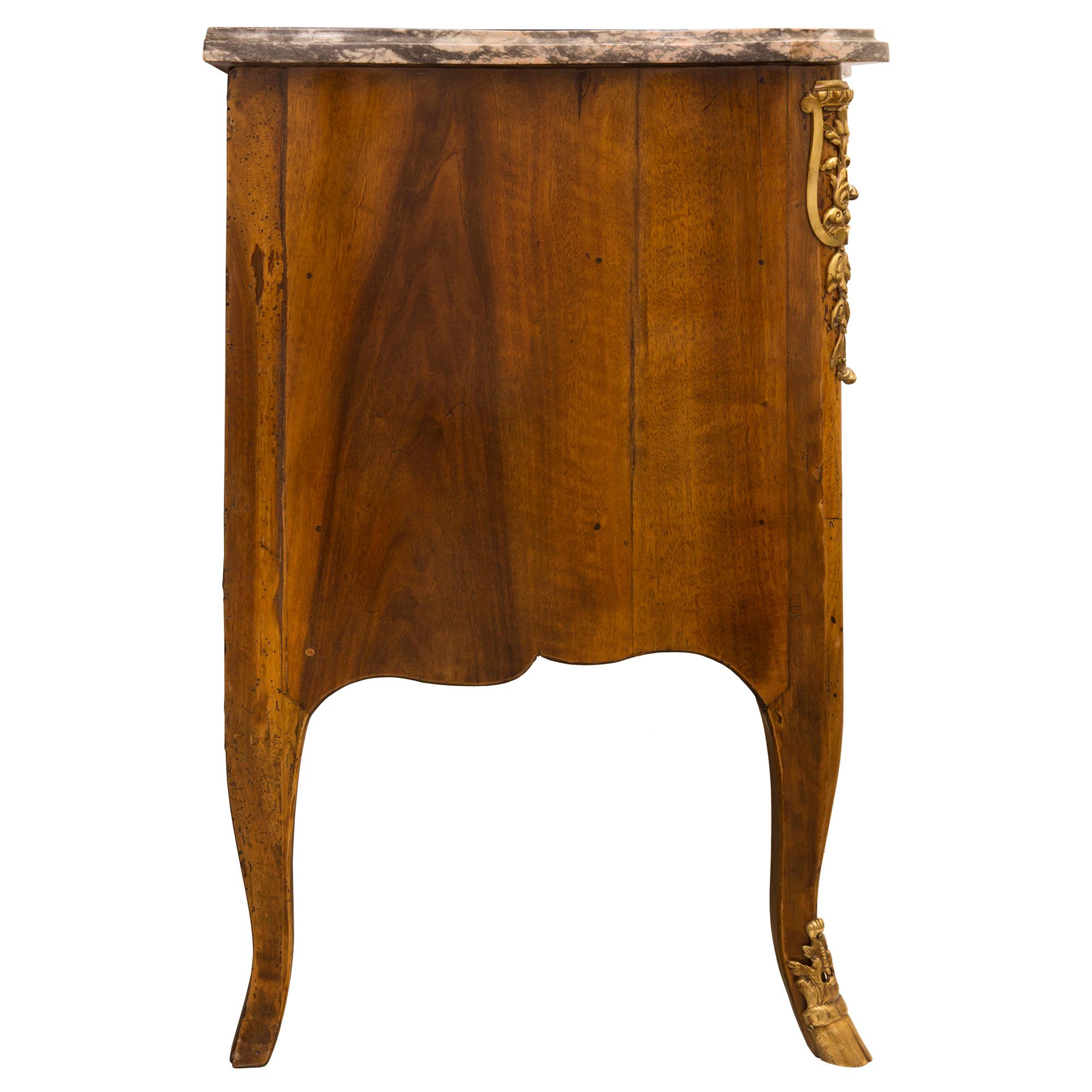 Commode francese del XVIII secolo del periodo Régence in noce, legno di frutta, ormolu e marmo In condizioni buone in vendita a West Palm Beach, FL