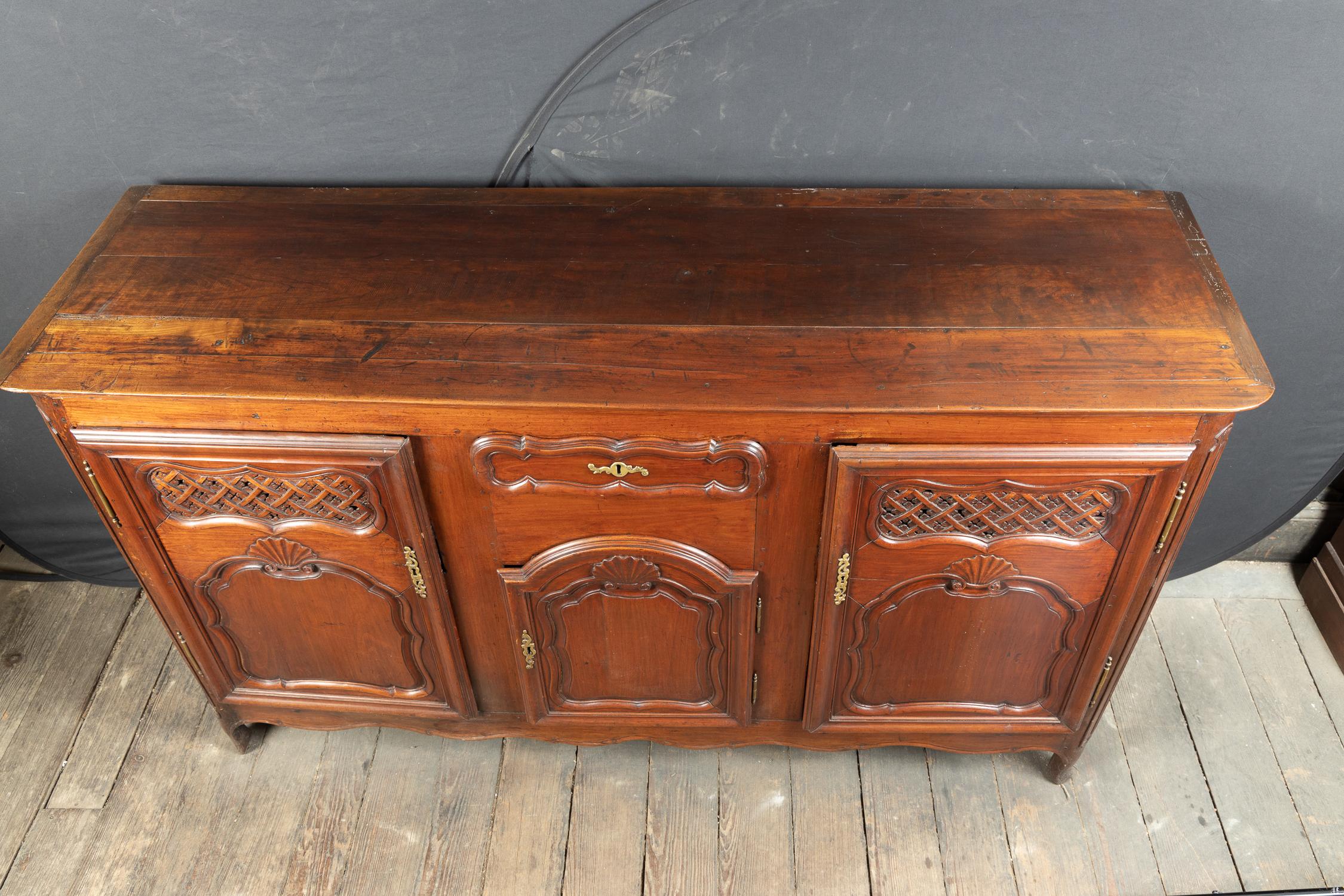 Fino al XVIII secolo Buffet in legno di padauk francese del XVIII secolo Regence Rare in vendita