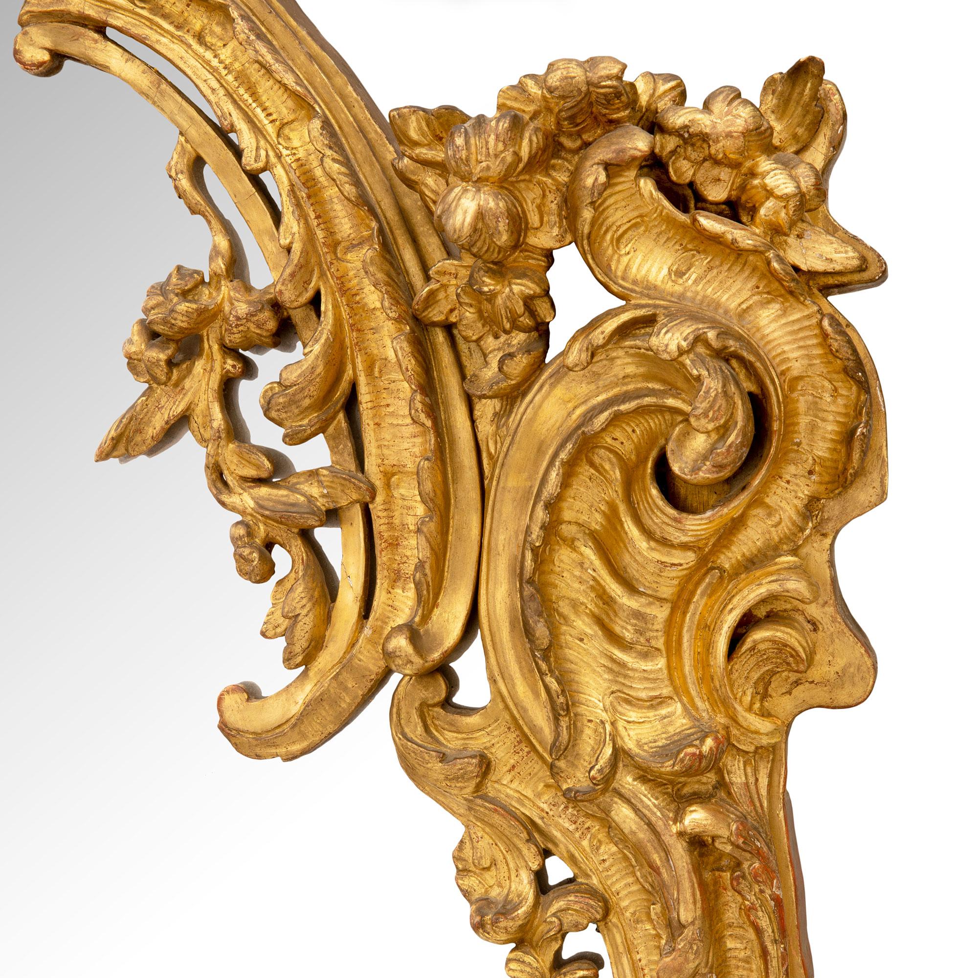 Miroir de style Régence français du 18ème siècle en bois doré en vente 1