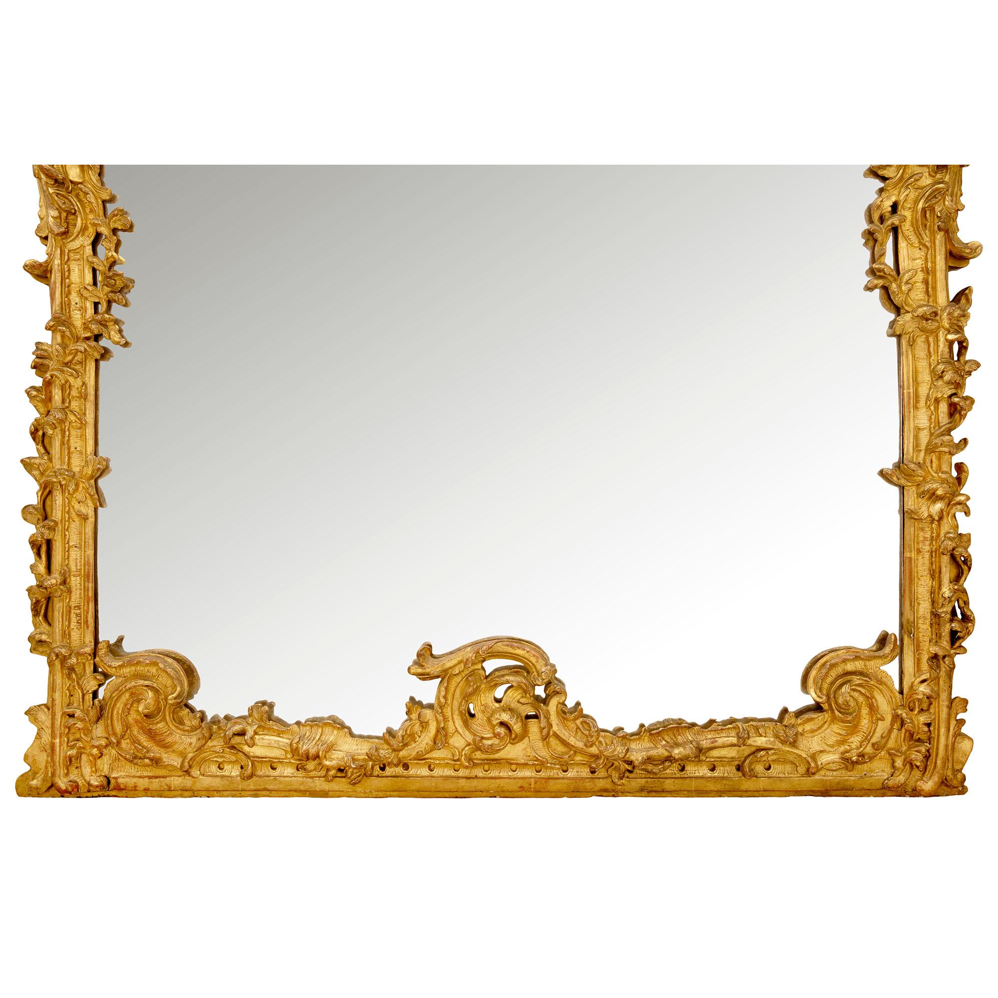 Miroir de style Régence français du 18ème siècle en bois doré en vente 2