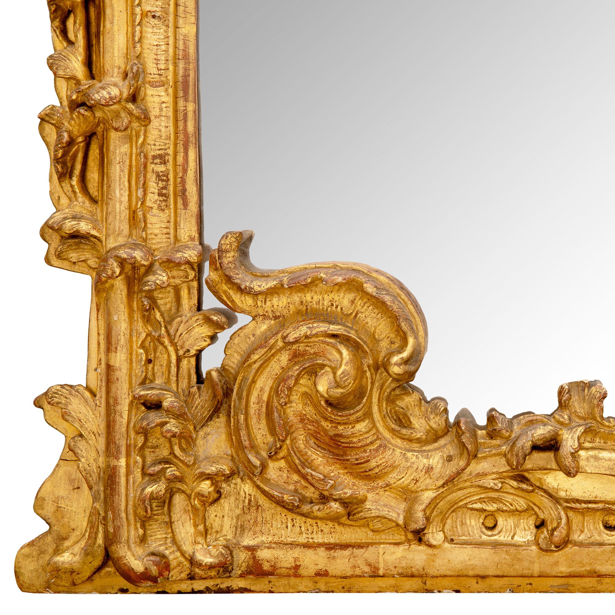Miroir de style Régence français du 18ème siècle en bois doré en vente 3