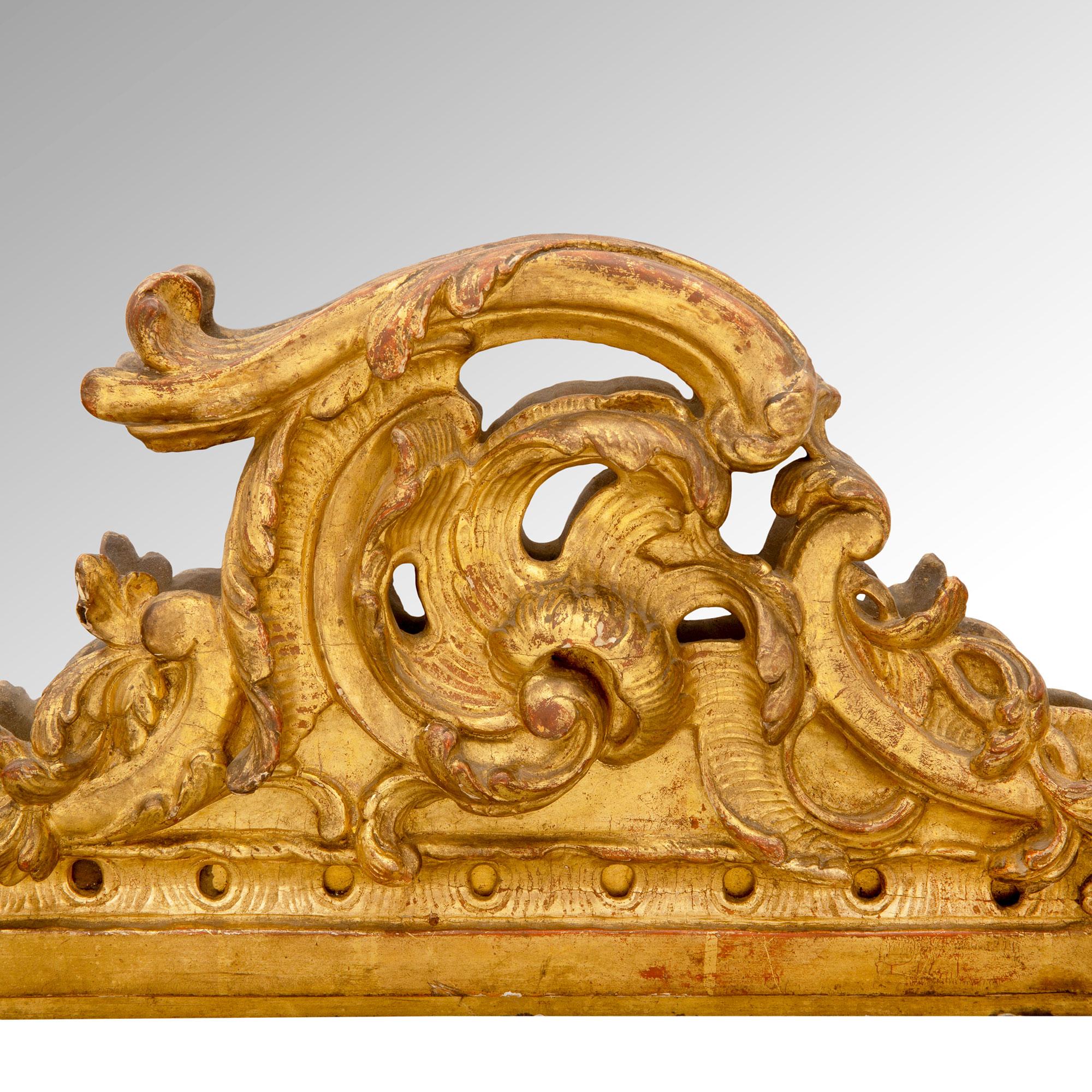 Miroir de style Régence français du 18ème siècle en bois doré en vente 4