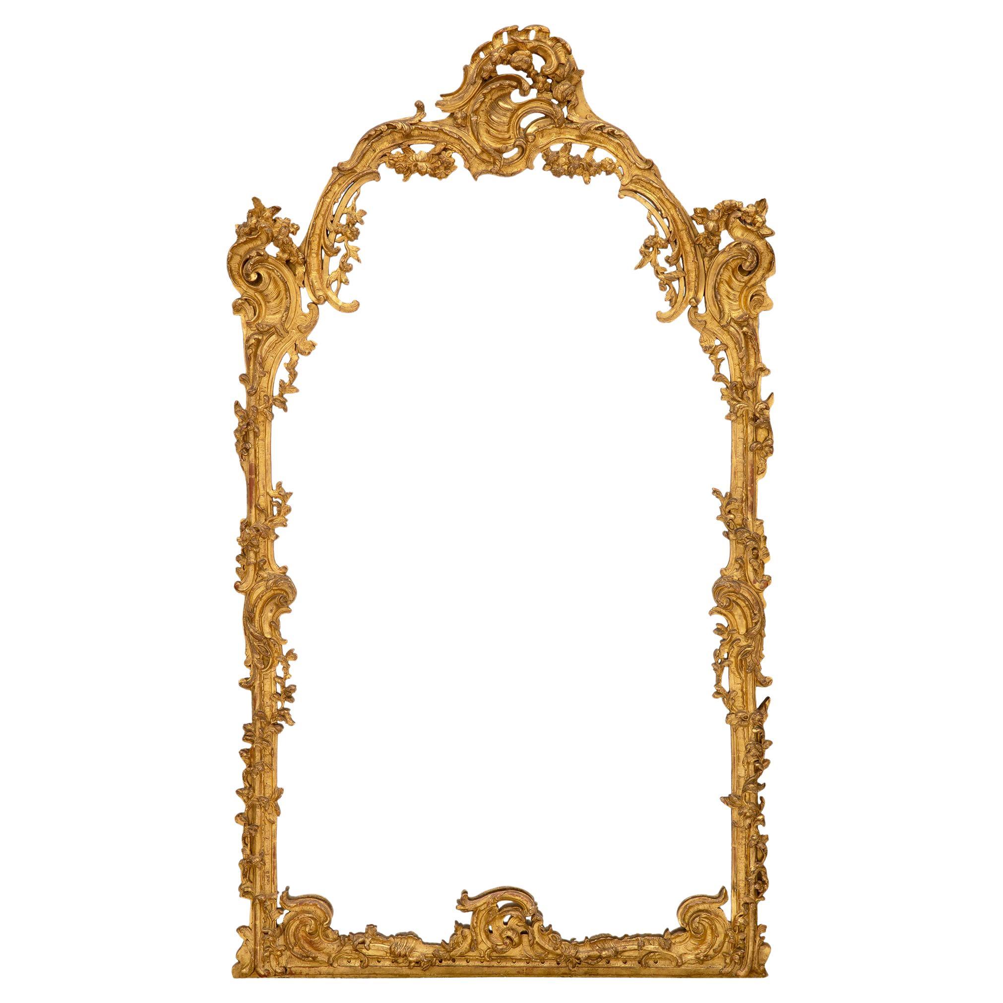 Miroir de style Régence français du 18ème siècle en bois doré en vente