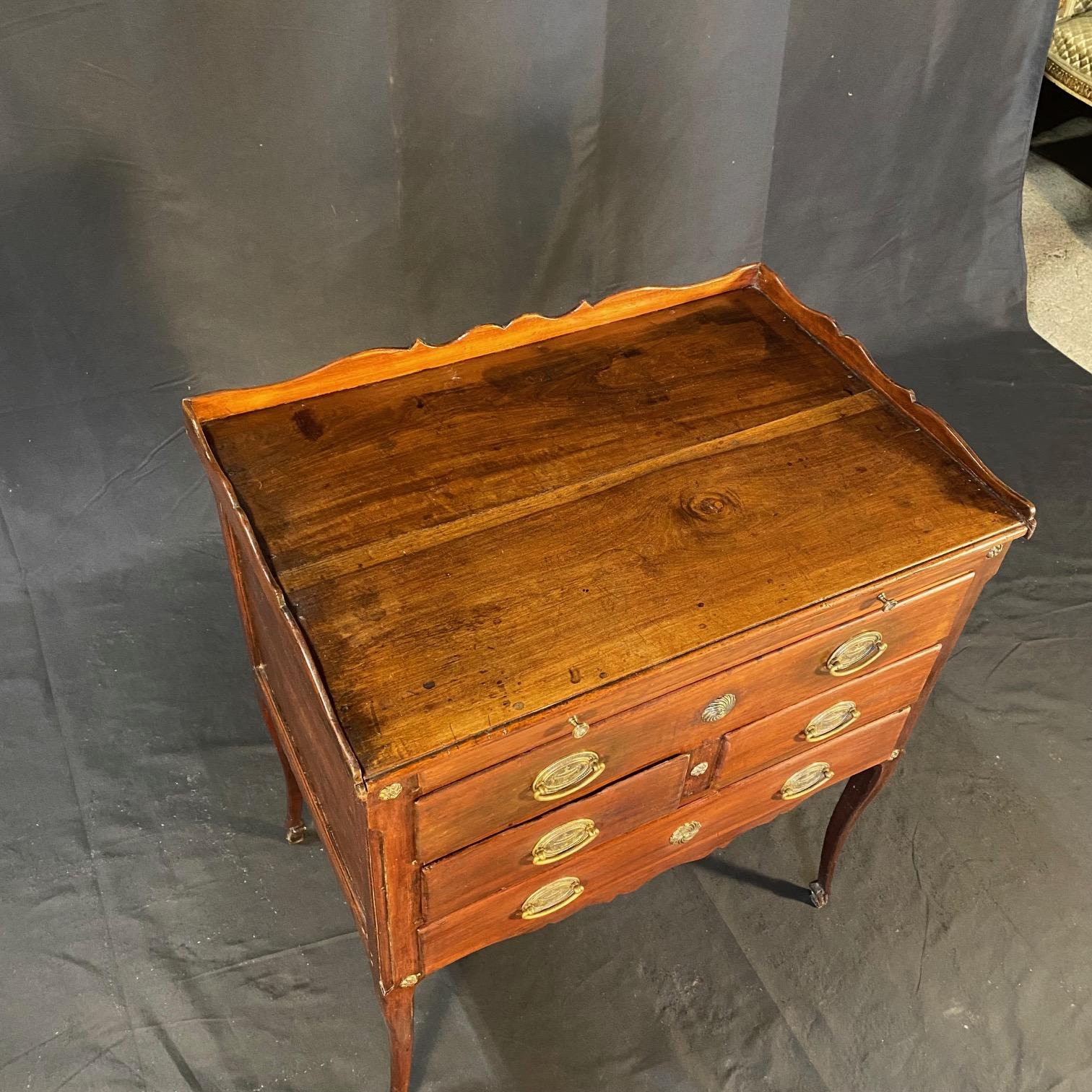 Francese Cassettiera a 5 cassetti Petite Commode francese del 18° secolo Regency in vendita
