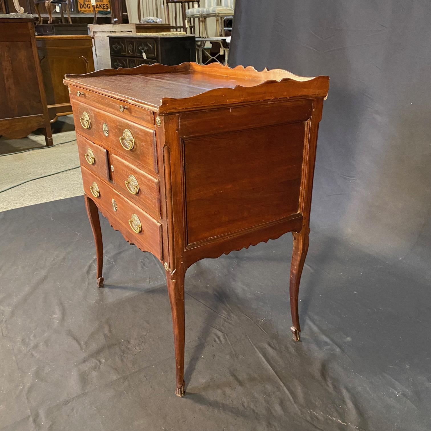 Mogano Cassettiera a 5 cassetti Petite Commode francese del 18° secolo Regency in vendita