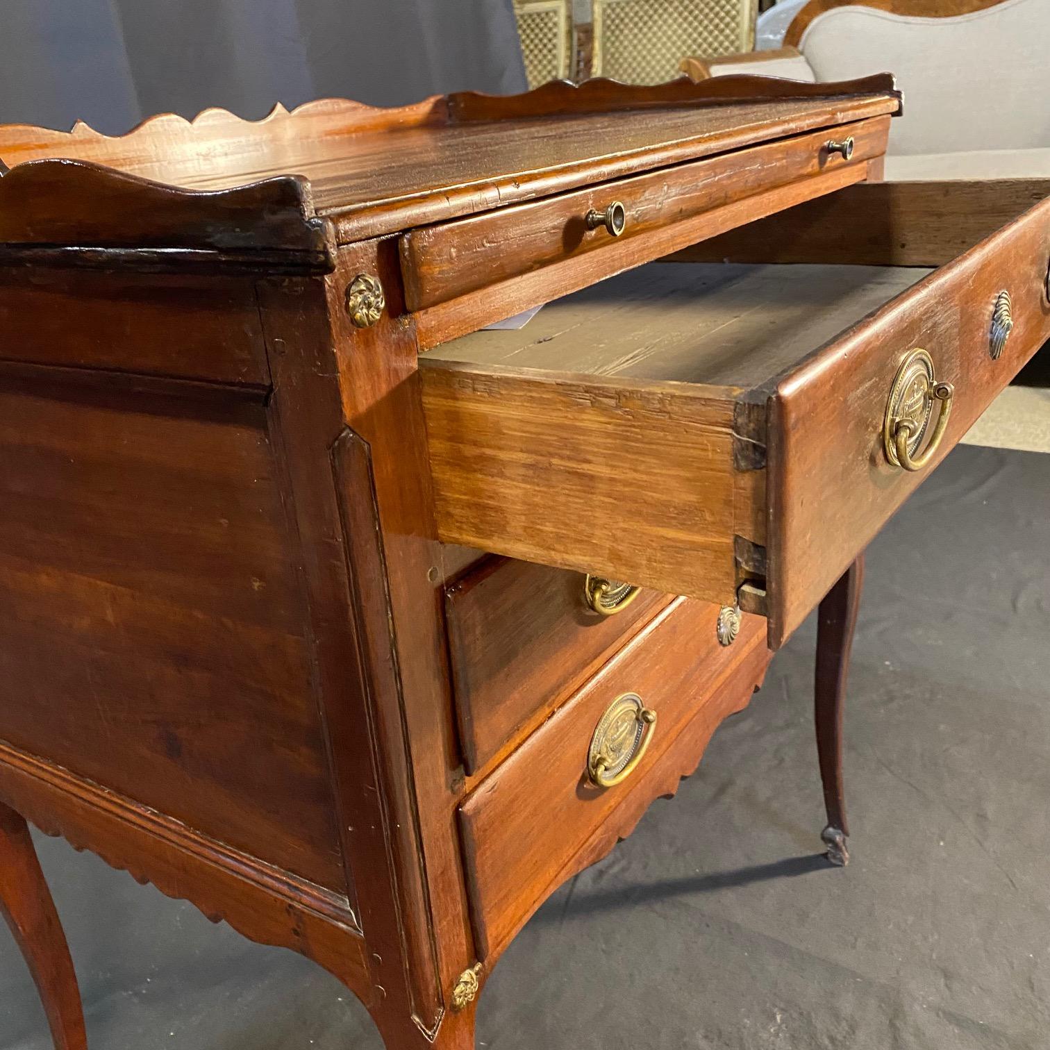 Cassettiera a 5 cassetti Petite Commode francese del 18° secolo Regency in vendita 1
