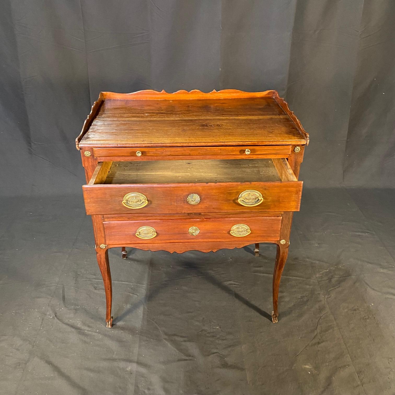 Cassettiera a 5 cassetti Petite Commode francese del 18° secolo Regency in vendita 2