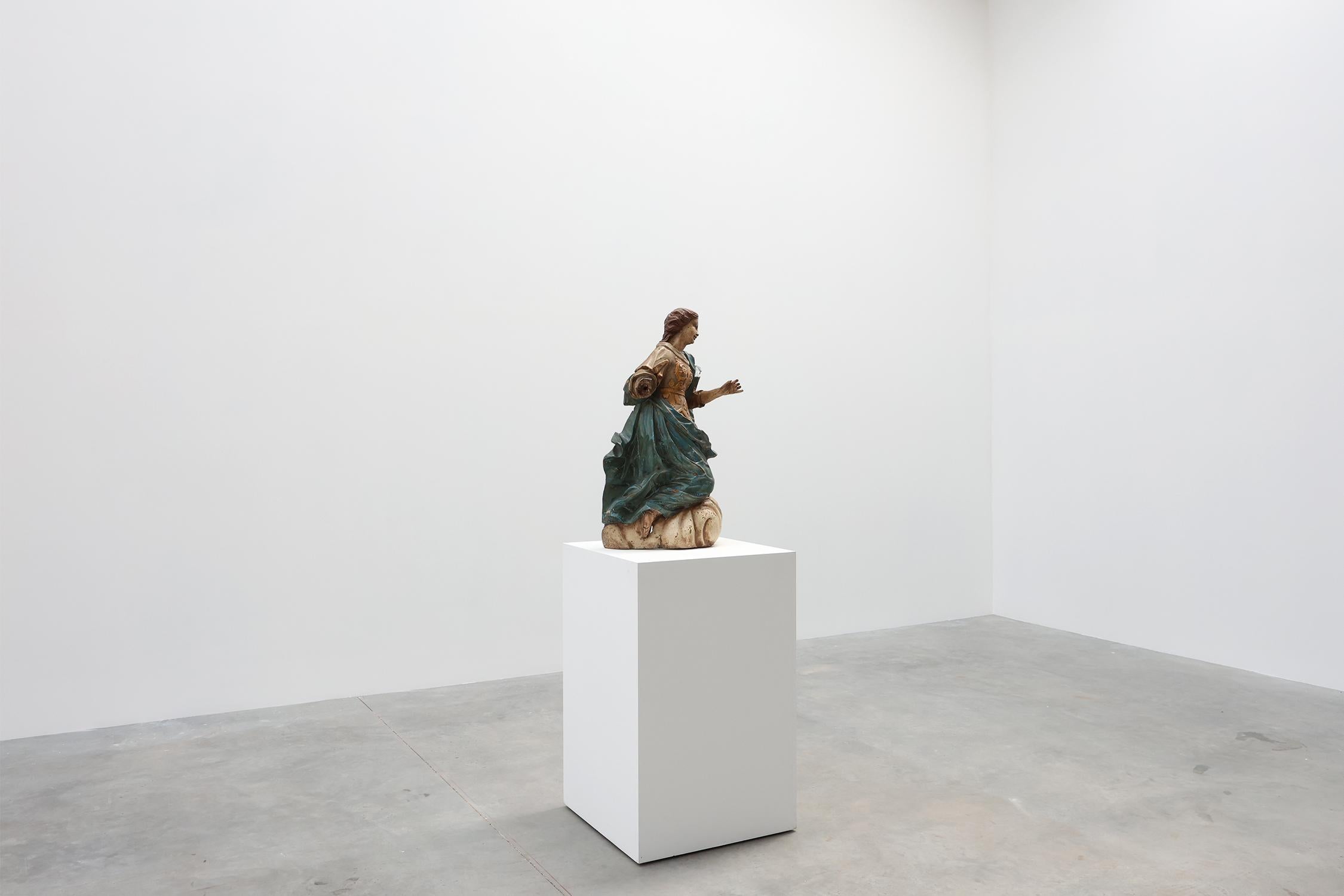French 18th Century Religious Statue of the Virgin Mary on a cloud Barroco en venta